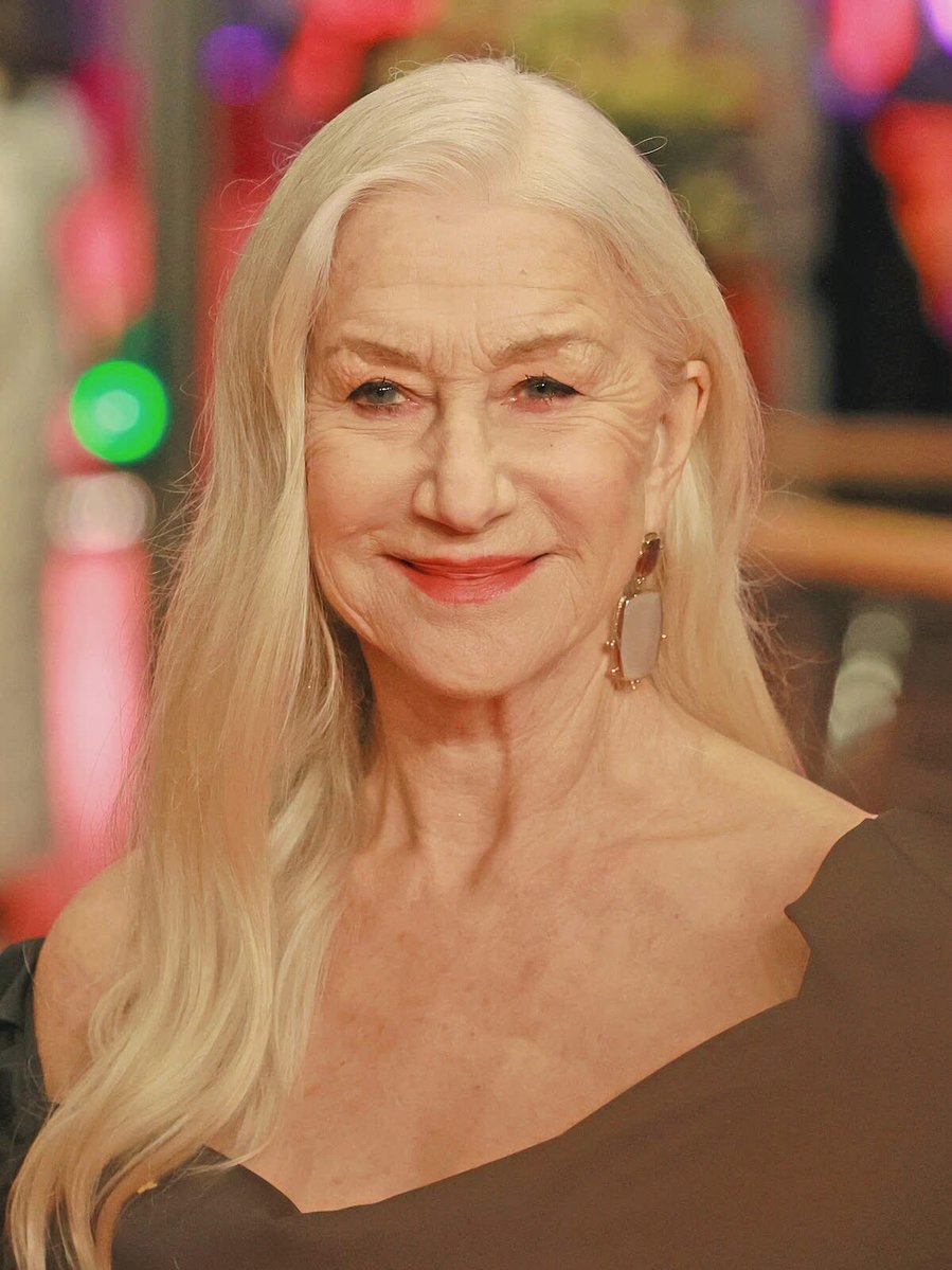 Paroles_auteurs's tweet photo. "À 70 ans, si je pouvais donner un seul conseil à la jeune femme que j'étais, ce serait d'utiliser les mots "Va te faire foutre" bien plus souvent.
Trop d'années sont gaspillées à vouloir plaire, à vouloir être aimée, à essayer de rentrer dans des moules qui ne nous étaient jamais destinés.
On se plie, on fait des compromis, on ravale nos mots... jusqu'au jour où l'on réalise que rien de tout cela n'avait vraiment d'importance. Les opinions qui nous faisaient peur autrefois, les obligations dans lesquelles on se sentait piégée, les personnes pour qui on se fatiguait à l'excès ? Elles n'en valaient jamais le poids que l'on portait.
Alors, à mon moi plus jeune : exprime ta vérité avec audace. Ne justifie pas tes choix à ceux qui n'ont rien à faire dans ta vie. Cesse de t'expliquer à ceux qui sont déterminés à ne pas te comprendre. Protège ton temps, ton énergie, ta paix. Et si quelque chose ne te sert pas, aie le courage de t'en éloigner - sans hésiter, sans t'excuser, sans te retourner.
Parce qu'au final, tes seuls regrets seront les fois où tu es restée silencieuse alors que tu aurais dû t'affirmer. Les fois où tu as toléré ce que tu aurais dû refuser. Les fois où tu as mis tout le monde avant toi... et que tu t'es oubliée."
Helen Mirren
