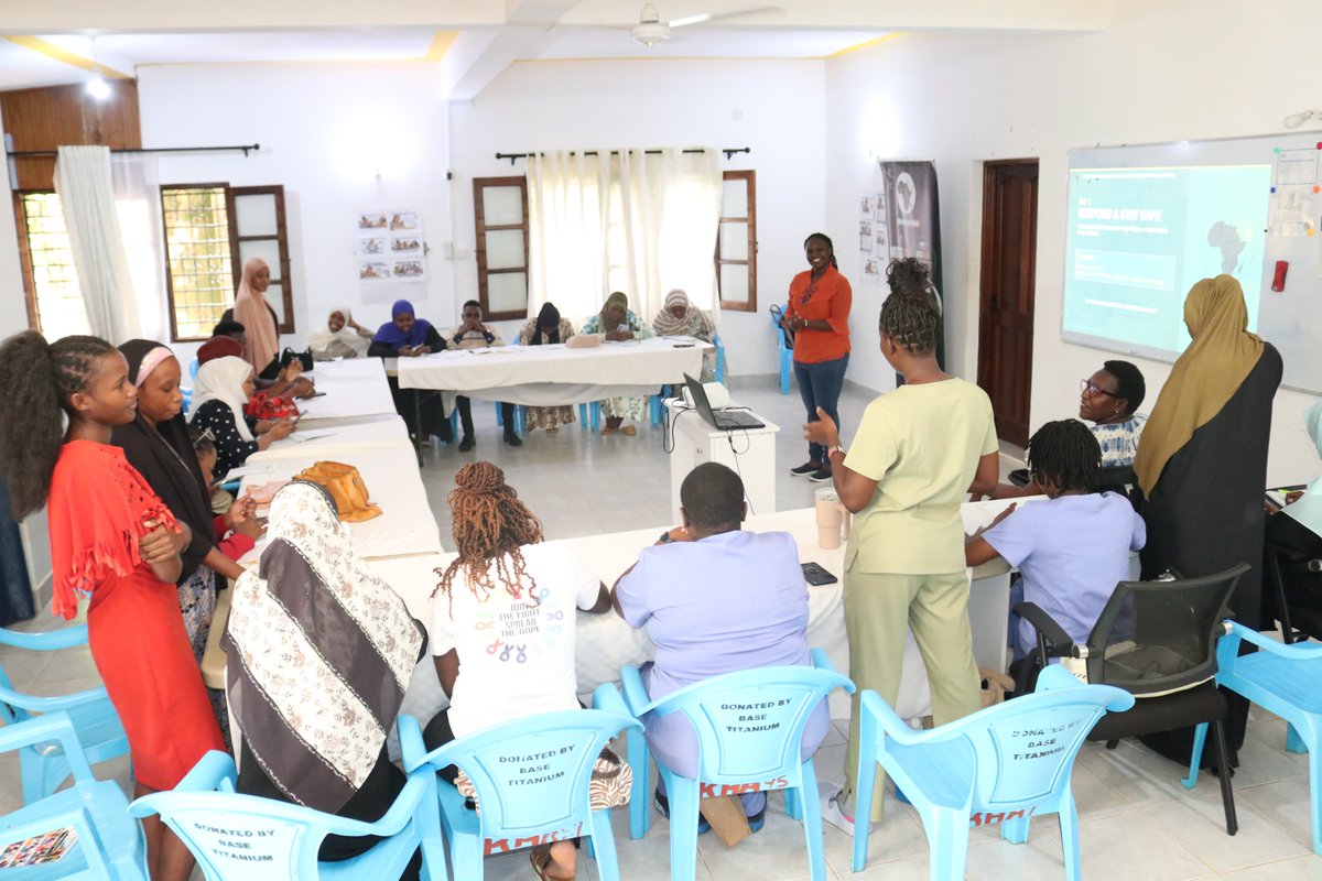peacetreenetwo1's tweet photo. 📱 Today, Mr. Ramadhan Tanariva leads participants in exploring online gender-based violence and digital resilience. Supported by @das_ifa  @Zivikfunding . #Kwalewomenlead https://t.co/dCQEqHUlOk