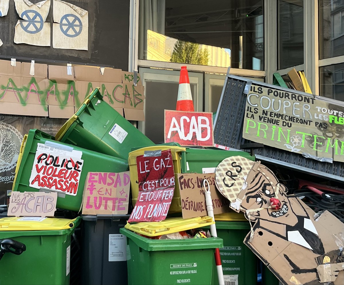 marcelduchampst's tweet photo. L’école des arts déco (ENSAD) bloque ! #BlocusUniversités https://t.co/7zf1LWay9I