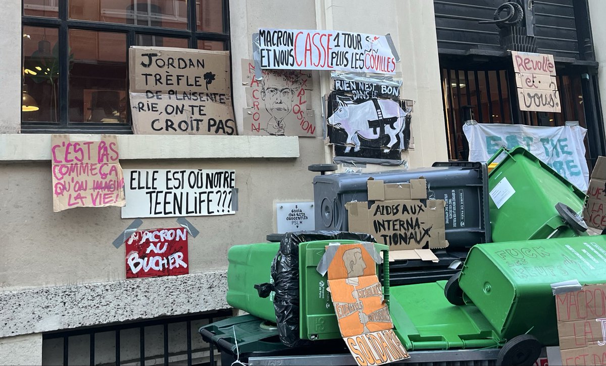 marcelduchampst's tweet photo. L’école des arts déco (ENSAD) bloque ! #BlocusUniversités https://t.co/7zf1LWay9I