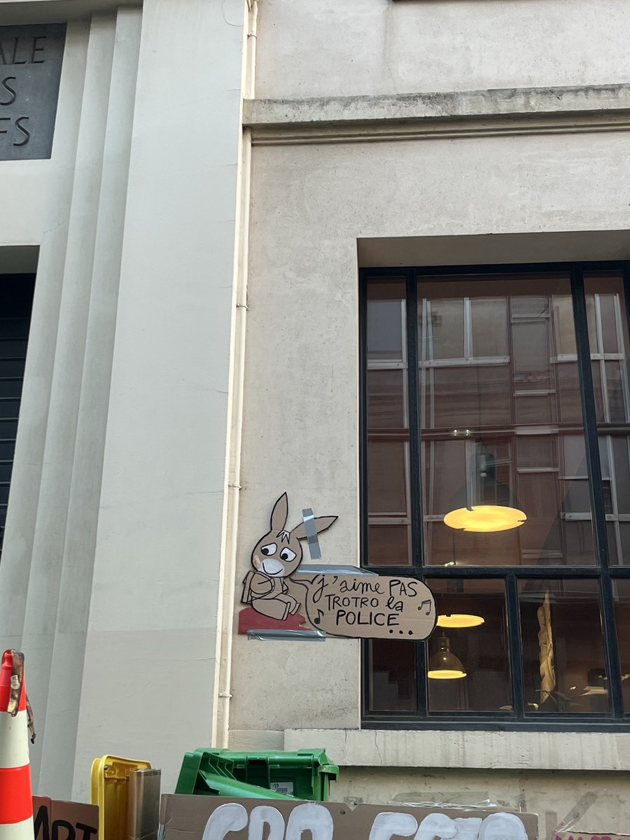 marcelduchampst's tweet photo. L’école des arts déco (ENSAD) bloque ! #BlocusUniversités https://t.co/7zf1LWay9I