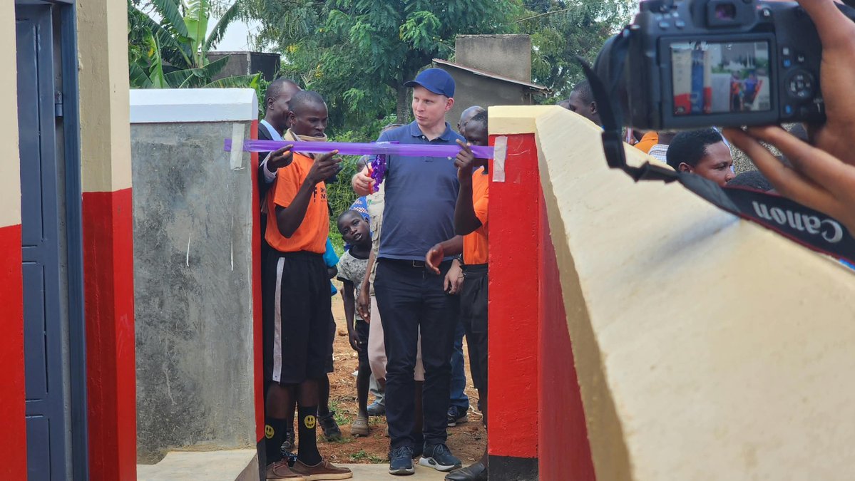 KulikaUganda's tweet photo. On 5 October, Stromme Foundation Global Secretary General Erik Lunde visited our Luuka Community Strengthening Project with Mission Alliance. He heard from young people changed by Bonga, opened classroom block at Namakakele Primary School and launched SafePads for girls.
#Luuka https://t.co/fImssYF8OF