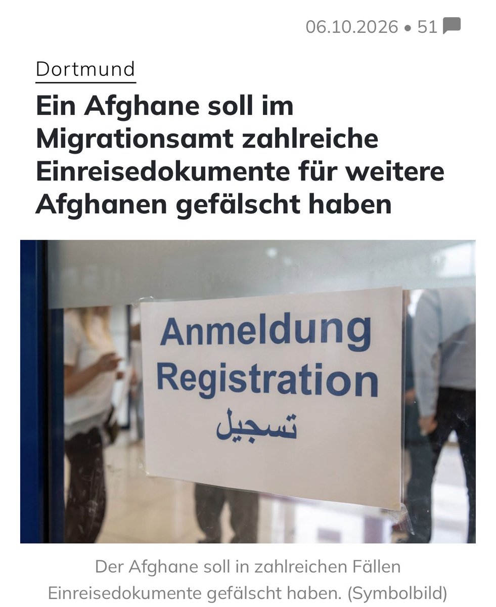 queru_lant's tweet photo. Skandal im Migrationsamt Dortmund.

Ein Afghane, der im Dortmunder Migrationsamt arbeitete, hat Einreisedokumente und Aufenthaltstitel für andere Afghanen gefälscht. Das Rechnungsprüfungsamt entdeckte bisher 24 Fälle.

Obwohl das Migrationsamt ihn dort offenbar nicht beschäftigen wollte, erhielt er aufgrund einer „Quotenregelung“ dennoch die Stelle. Wer seine Einstellung letztlich durchsetzte, ist bislang unklar.

Die Staatsanwaltschaft will sämtliche vom Afghanen bearbeiteten Fälle überprüfen. Gegen ihn wird wegen des Verdachts der „Einschleusung von Ausländern“ ermittelt.

Nach den Vorfällen kündigte der Afghane zum Jahresende 2025. Inzwischen soll er bei einer Ausländerbehörde in einer anderen Stadt in Nordrhein-Westfalen beschäftigt sein.

In Deutschland ist es also problemlos möglich, dass man als überführter, ausländischer Identitätsfälscher einfach in einer anderen Ausländerbehörde weiterarbeiten darf.