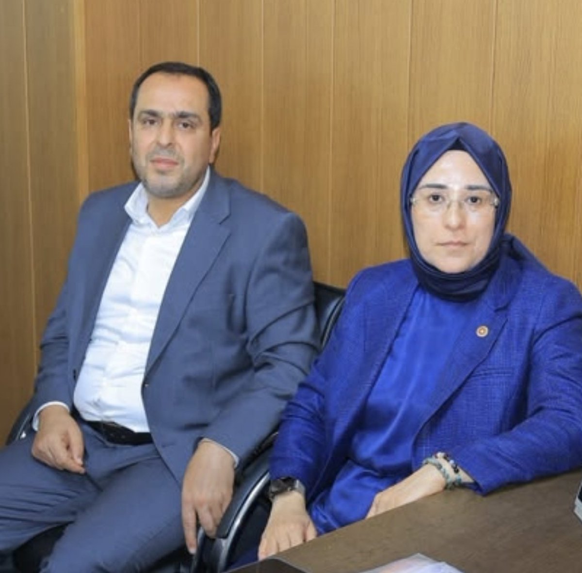 sehriurfatr's tweet photo. Mehmet begit sen kimsin milletvekillerinin yanında Kasım Gülpınarin ayagina vuruyorsun  begit geldiğin yeri unutma vekillerin kucağına oturmuşsun seni kukla gibi kullanıyorlar insanda bir duruş olur karekter varmı sende @mehmetbegit @Akparti https://t.co/L9bnS7w1Oc