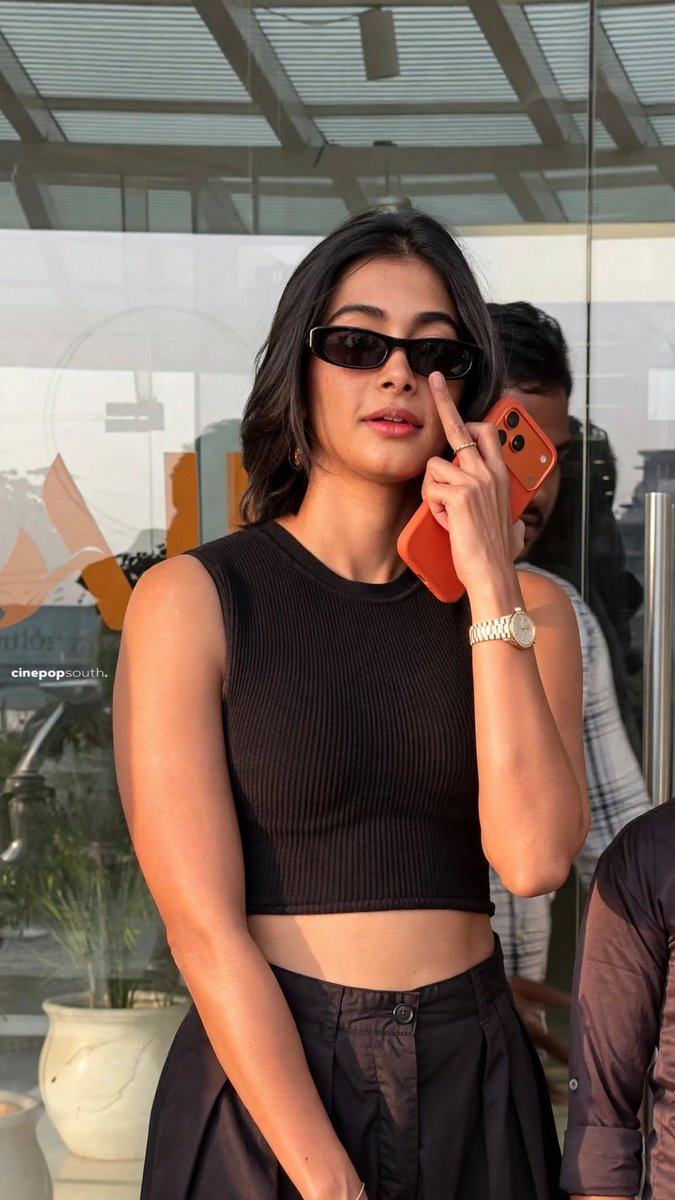 AnantapurCinema's tweet photo. Pooja Hegde Spotted At Vizag Airport 🖤😎

#Pooja #PoojaHegde https://t.co/cD301bZylO