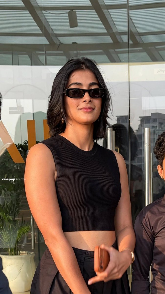 AnantapurCinema's tweet photo. Pooja Hegde Spotted At Vizag Airport 🖤😎

#Pooja #PoojaHegde https://t.co/cD301bZylO