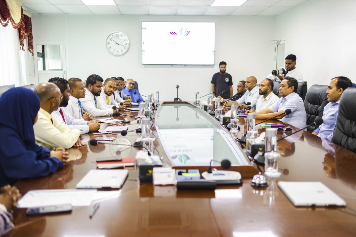 PNFront's tweet photo. ޕީޕަލްސް ނެޝަނަލް ފްރަންޓް (ޕީއެންއެފް) ގެ އިސް ލީޑަރު އަދި ކުރީގެ ރައީސް ޢަބްދުﷲ ޔާމީން ޢަބްދުލްޤައްޔޫމް، އައްޑޫ ސިޓީ ކައުންސިލްގެ މެންބަރުންނާ ބައްދަލުކުރައްވައިފިއެވެ.

މި ބައްދަލުވުން ބާއްވާފައިވަނީ އައްޑޫ ކައުންސިލް އޮފީހުގައެވެ. މި ބައްދަލުކުރެއްވުމުގައި އައްޑޫ ސިޓީގެ މޭޔަރު ޢަލީ ނިޒާރުގެ އިތުރުން އެ ސިޓީ ކައުންސިލްގެ މެންބަރުންނާއި، ޕީއެންއެފްގެ އިސް ލީޑަރޝިޕްގެ ބޭފުޅުން ބައިވެރިވެވަޑައިގެންނެވިއެވެ.