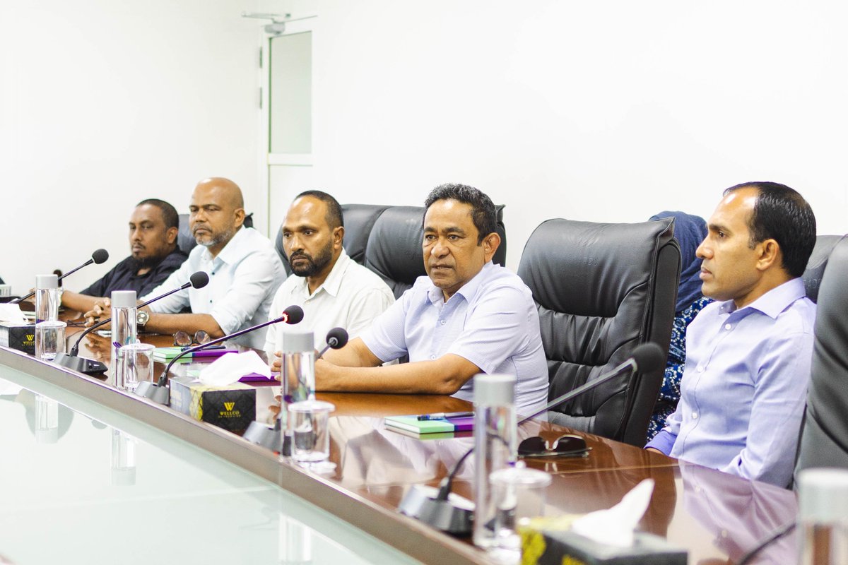 PNFront's tweet photo. ޕީޕަލްސް ނެޝަނަލް ފްރަންޓް (ޕީއެންއެފް) ގެ އިސް ލީޑަރު އަދި ކުރީގެ ރައީސް ޢަބްދުﷲ ޔާމީން ޢަބްދުލްޤައްޔޫމް، އައްޑޫ ސިޓީ ކައުންސިލްގެ މެންބަރުންނާ ބައްދަލުކުރައްވައިފިއެވެ.

މި ބައްދަލުވުން ބާއްވާފައިވަނީ އައްޑޫ ކައުންސިލް އޮފީހުގައެވެ. މި ބައްދަލުކުރެއްވުމުގައި އައްޑޫ ސިޓީގެ މޭޔަރު ޢަލީ ނިޒާރުގެ އިތުރުން އެ ސިޓީ ކައުންސިލްގެ މެންބަރުންނާއި، ޕީއެންއެފްގެ އިސް ލީޑަރޝިޕްގެ ބޭފުޅުން ބައިވެރިވެވަޑައިގެންނެވިއެވެ.