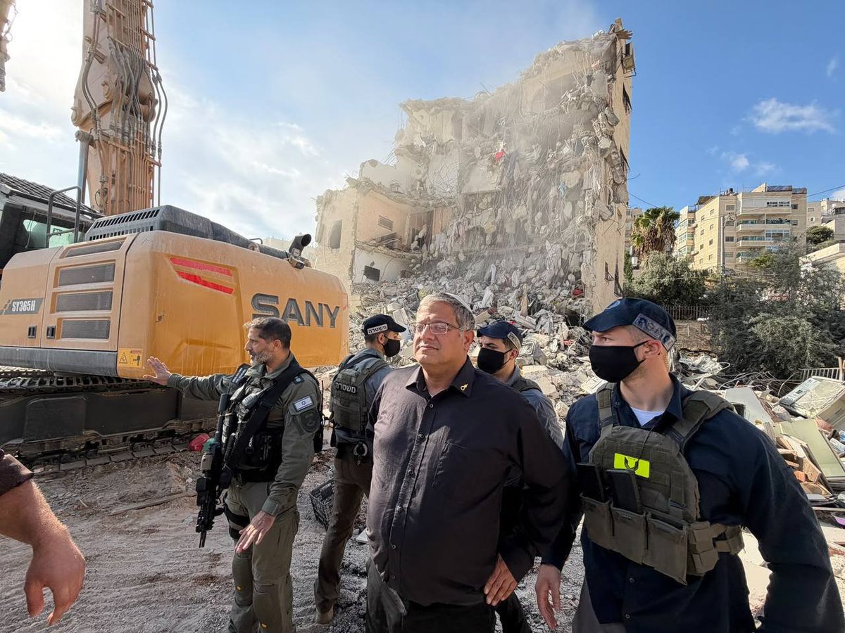 24newspal's tweet photo. "بن غفير" يشارك في تدمير عمارة فلسطينية في القدس ويقول: "هذه أكثر مشاهد أحبها". https://t.co/051MYg6Gl0