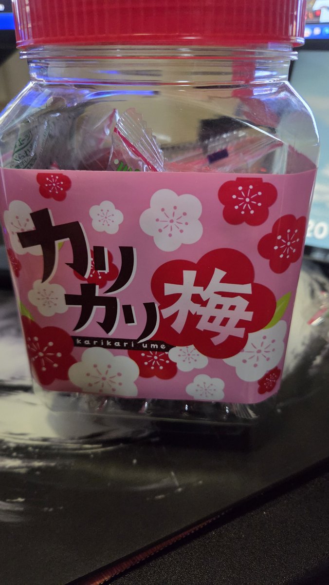 chien_3's tweet photo. カリカリ梅をAmazonで1kg買って食べてわかったこと
1. 人間は酸味には慣れるけど塩味には慣れないから最終的にしょっぱさしか感じられなくて辛くなってくる
2. 飽きる https://t.co/PQDRDn1wSn