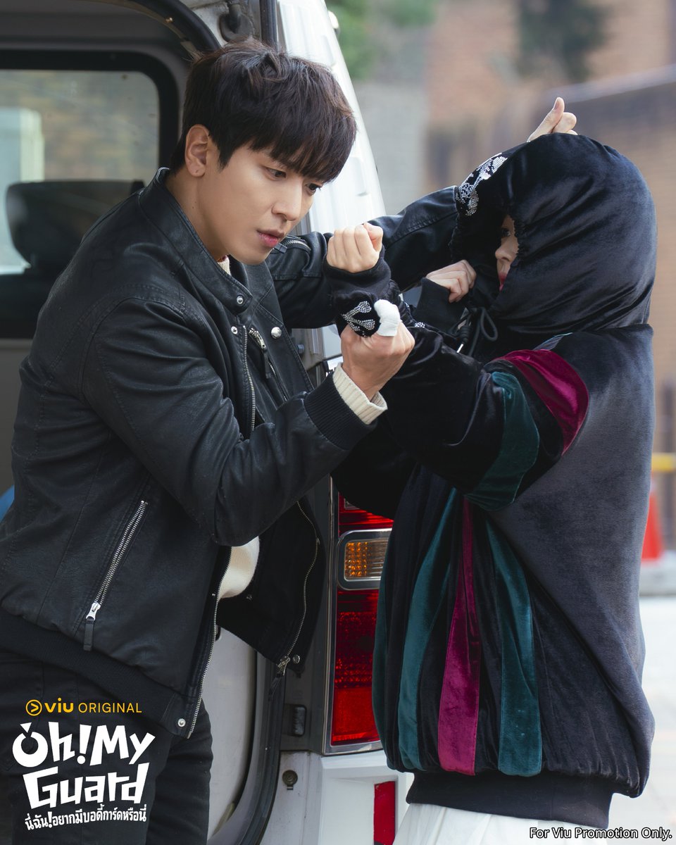Viu_TH's tweet photo. เมื่อแฟนคลับ ได้เจอหน้าเมนใกล้ ๆ ครั้งแรก 

พบกับ #จองยงฮวา &amp; #ฮงซึงฮี ในซีรีส์ #OhMyGuard #นี่ฉันอยากมีบอดี้การ์ดหรือนี่

😎 เริ่มตอนแรก 24 ตุลาคมนี้
ซับไทยทุกวันเสาร์-อาทิตย์ เวลา 21.55 น. #ดูได้ที่Viu

#Viuอ่านว่าวิว #ViuดูฟรีบนTV #ซีรีส์เกาหลีที่Viu #ViuOriginal https://t.co/JVtQ1uFqVa