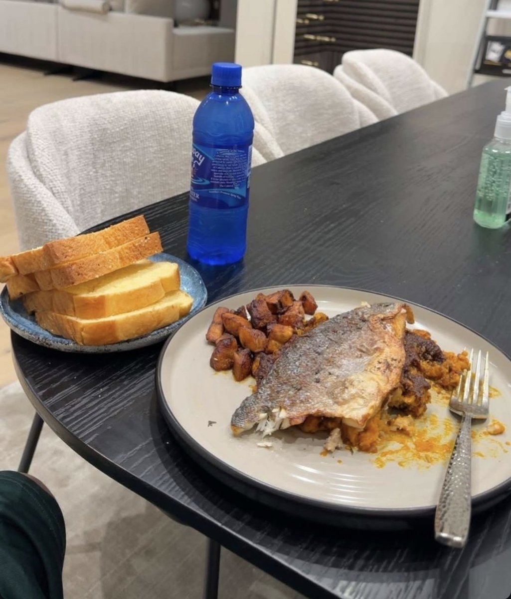 ShyneGrammm's tweet photo. If you're sleeping on me you're wrong but if you're sleeping with me you're very right🫶.

Whatever you eat today will nourish your body just make sure it's edible, have a good day ahead https://t.co/UgNTCphe1m