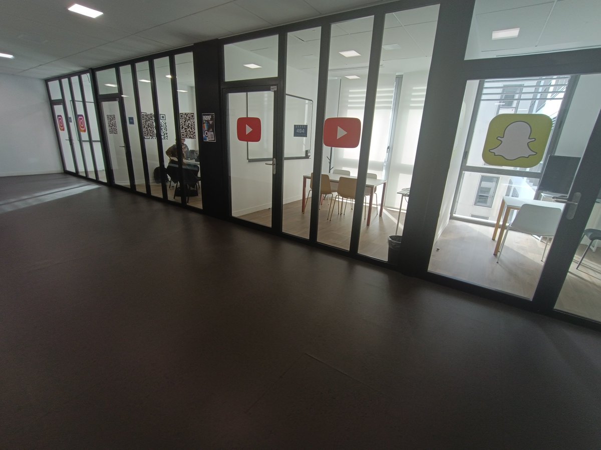 Mimoliere's tweet photo. Les salles de travail dans mon école c'est les réunions de Cyprien frr wtf https://t.co/SLXyZWt8FP