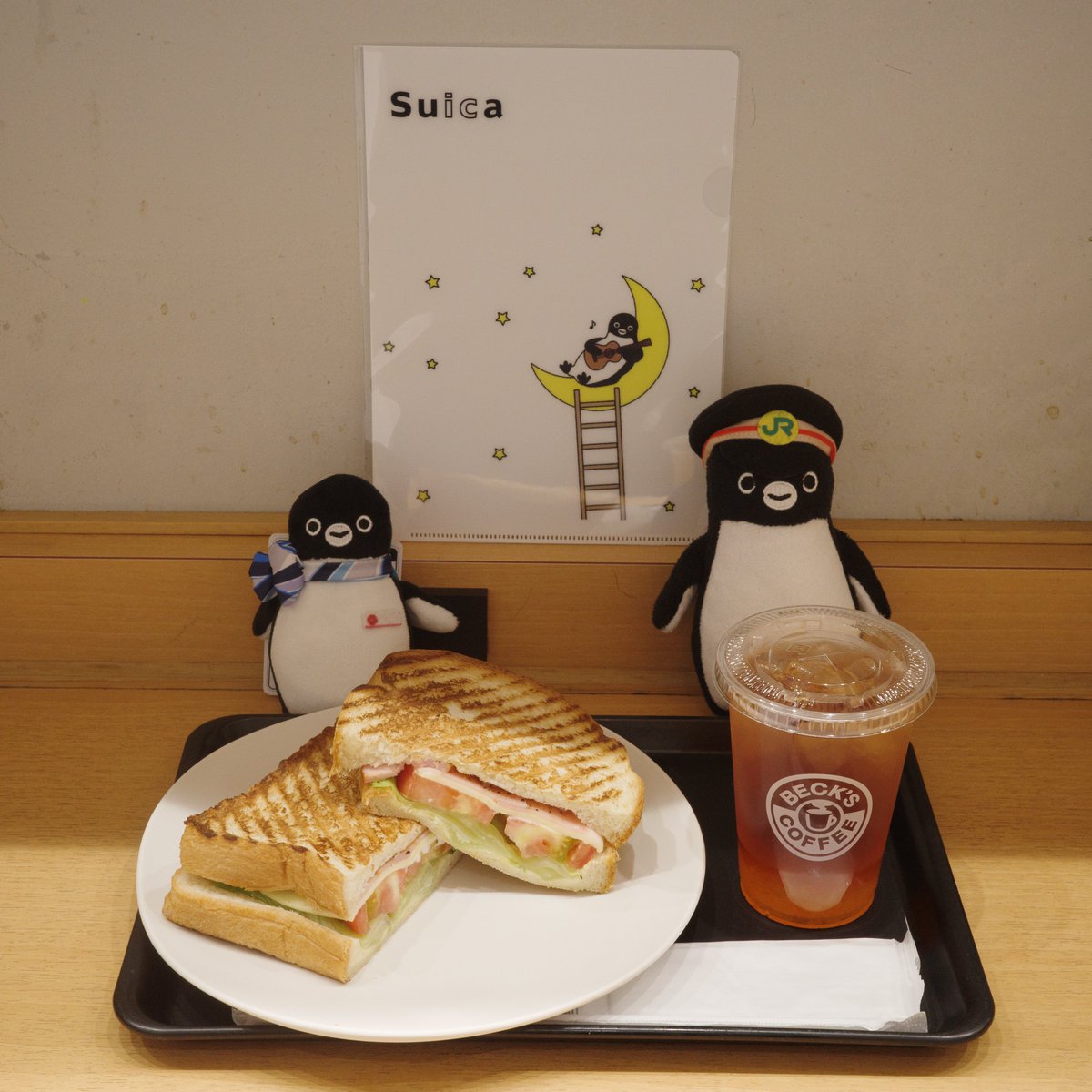 suisuipengu1n's tweet photo. 横浜駅JRE MALL Cafeのキャンペーンでまったり腰掛けギターペンギンのクリアファイルをゲット🐧
#Suicaのペンギン
#横浜駅
#PenguinYearsごいっしょに https://t.co/MtiHd7JQyR