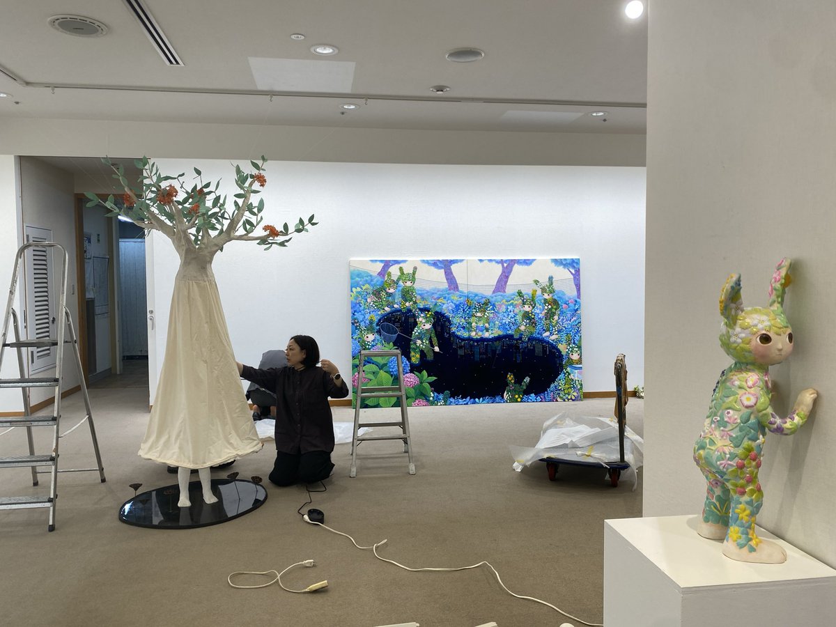 ShinobazuG's tweet photo. 明日から始まりまず！
ただ今、設営中です。

「呉亜沙展-聞いてるし 聞いてない」

日本橋高島屋6階　美術画廊
10.7(水)〜12（月祝）

#呉亜沙  #雑草  #油彩 https://t.co/RPVu9HNxBP