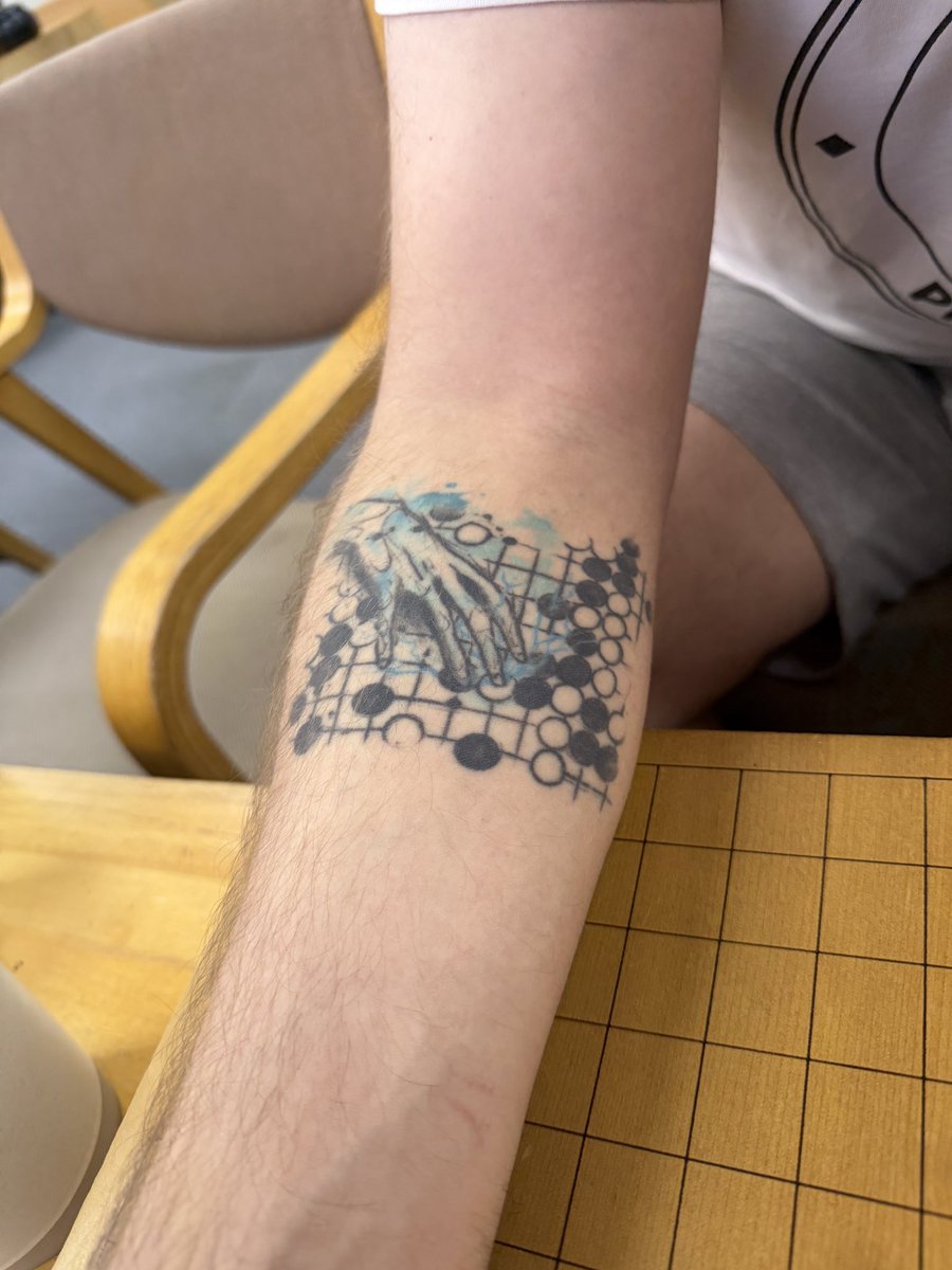 shinjukuigo's tweet photo. ドイツ🇩🇪とイタリア🇮🇹の方が現在対局中！
どちらも高段者でお強いです！

腕には伝説の一手も刻まれていました😆✨

夜からは国際交流もできるし英語の勉強もできるしもちろん囲碁も打てる素敵な囲碁会があります！
英語が話してみたい気持ちがあればどんなレベルでも大歓迎✨ https://t.co/bvlaWE09oH