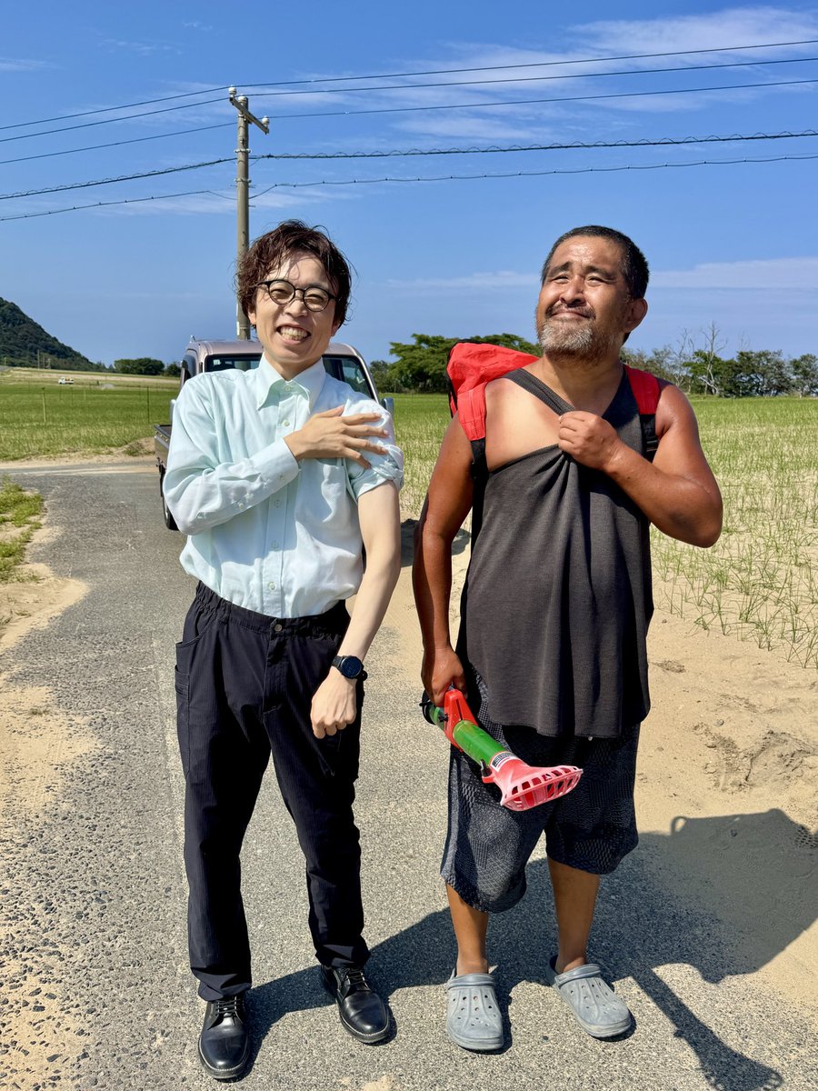af_baka's tweet photo. 鳥取市福部のらっきょう畑の写真撮影
晴天でまだまだ暑い🫠

この時期は肥料の散布と草取りをされていて
これだけ広い畑で手作業で草を取っています

普段何気なく食べているらっきょうも
ひとつひとつ人の手が加わって作られているんですね

並んで撮影したらすごい日焼けでした https://t.co/RVukK6JkF7