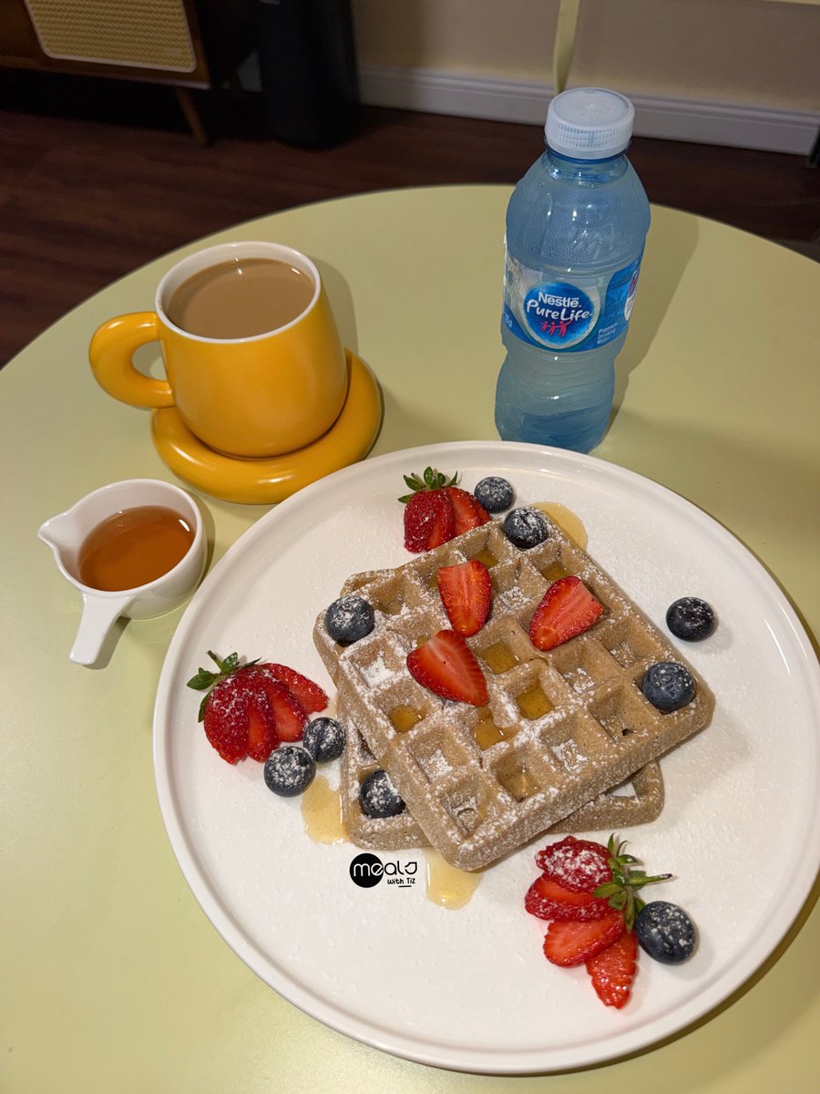 OTUNBA_TIZ's tweet photo. Pick a frame 

Oat waffles                      or                            Pancakes https://t.co/U5am1en5Az