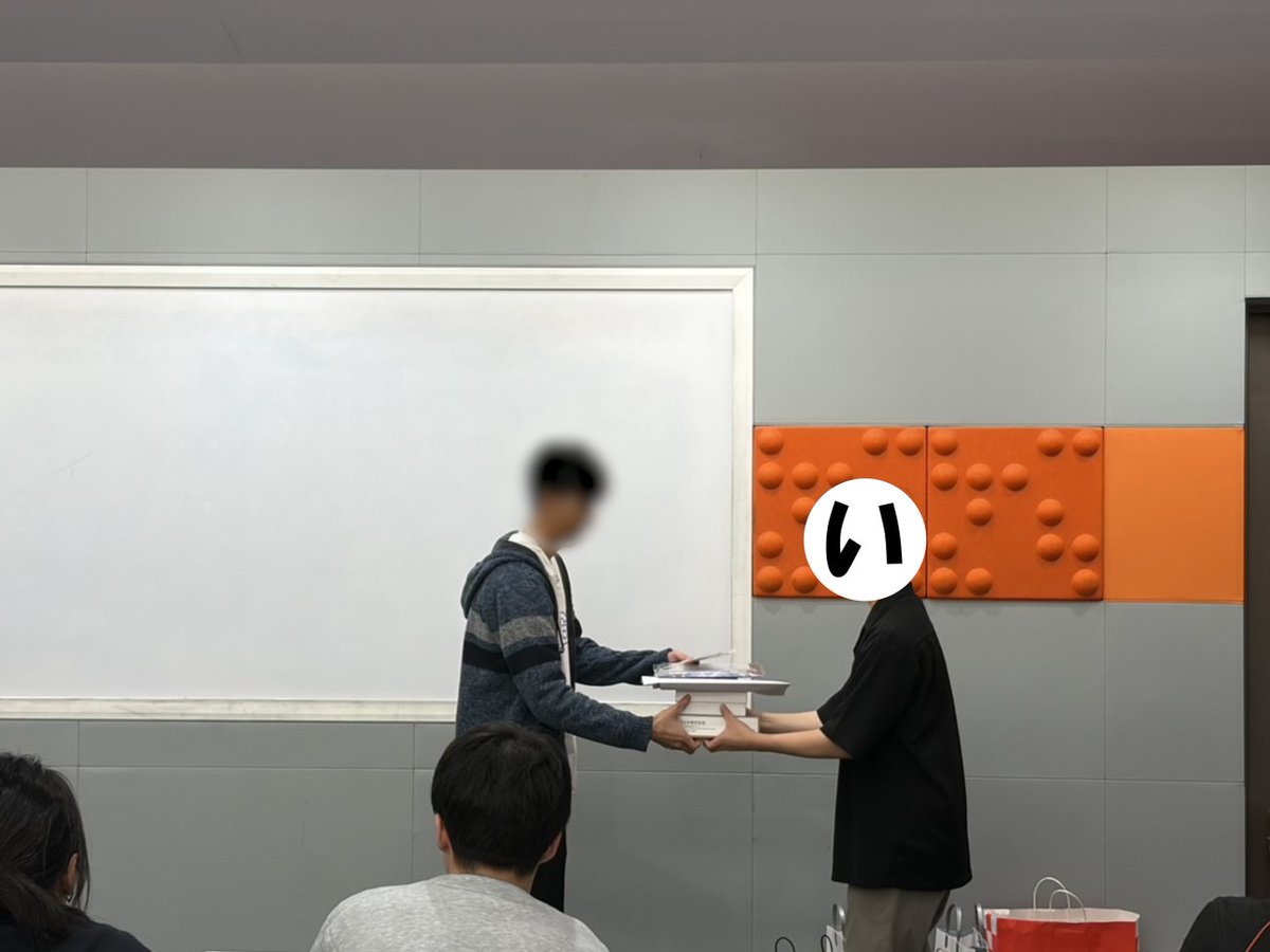 GandE_school's tweet photo. 🟦第５回G＆E杯（出玉大会）実施報告🟦

年二回ペースで開催している出玉大会を
「楽園渋谷駅前店」様で開催しました！
講師陣をリーダーとした３チームで出玉の合計を競い、閉会式では順位に応じて景品を授与！

じゃんけんでの抽選景品もあり、最後まで盛り上がった大会となりました！
詳細は後日記事で公開されますのでお楽しみに！

＃楽園渋谷駅前店　＃スマスロ