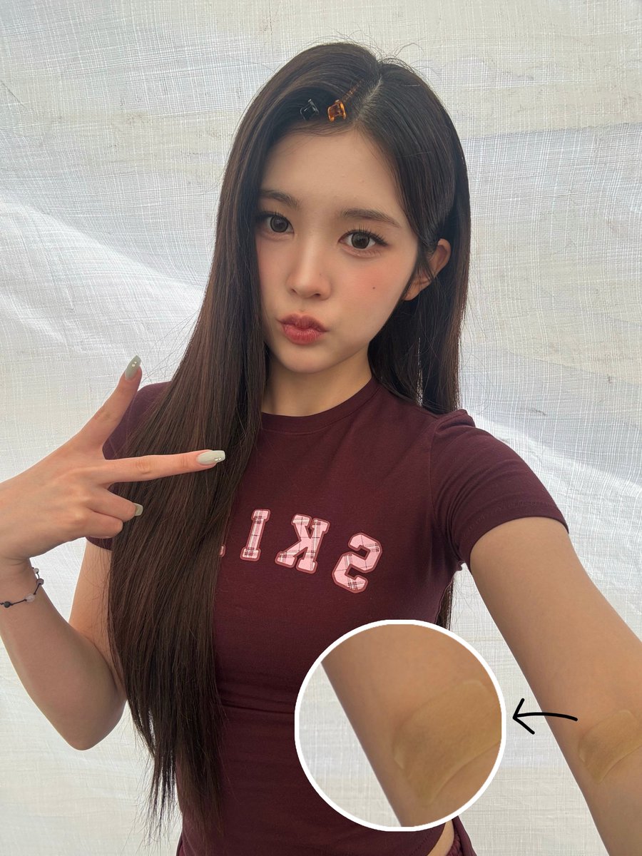 Ccariquelle's tweet photo. my brain randomly about Hanaz yang katanya berantem 😭

what if Yuha marah karena A-na maksain diri buat perform padahal lagi kurang fit. A-na kan kayanya emang lagi kurang fit dari Spotify Closer sampe SMRUN, apalagi pas SMRUN keliatan ada bekas plester infus/suntikan(?) di tangannya. tapi si A-na ini tetep maksa buat perform, jadi maybe Yuha marah karena A-na terlalu maksain diri. kaya 'lo lagi ga fit kenapa masih maksa sih' terus si Yuha ngambek deh wkwk

but idk why otak gue mikir kesitu😭