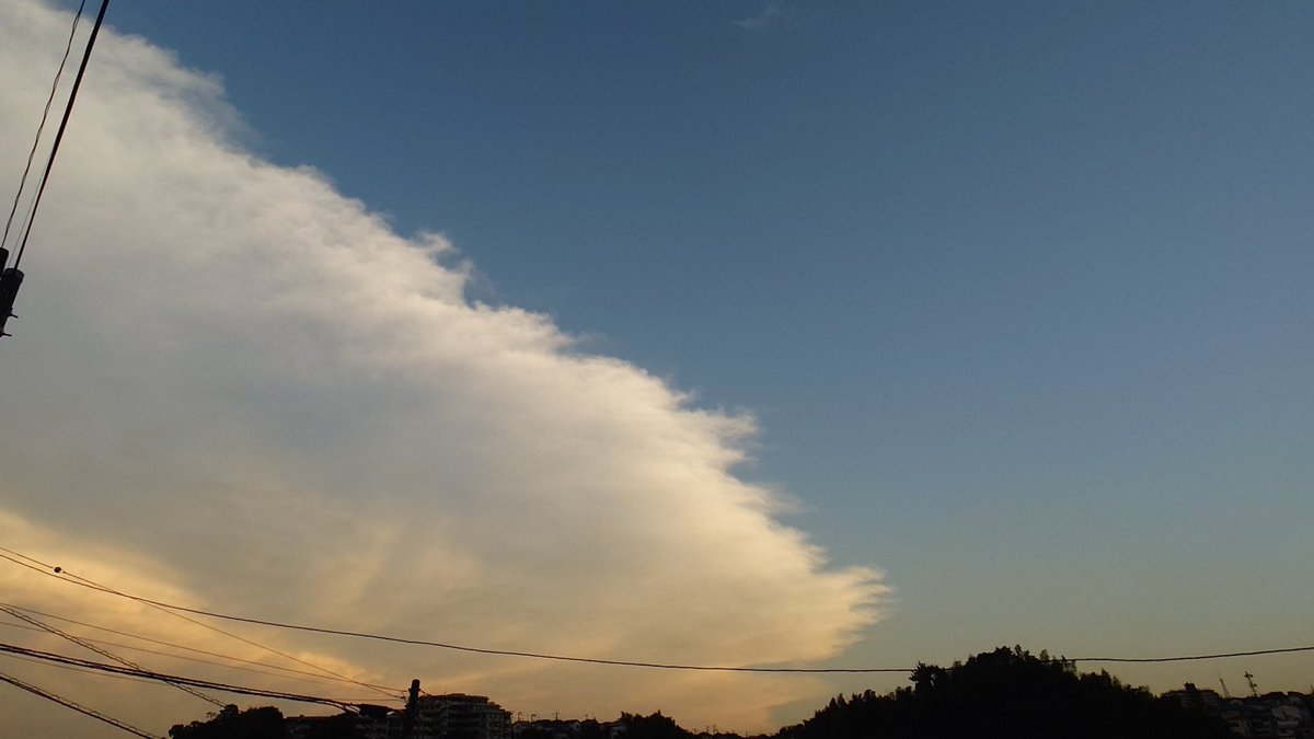 ariamk2's tweet photo. これが台風の端っこか…こんな境目が分かり易いの見たのはじめてだw https://t.co/FnoNAsk3Z9
