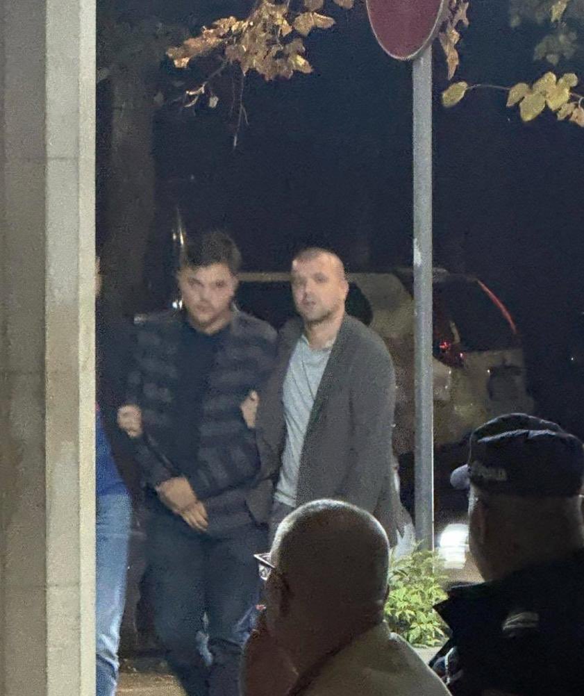 jedanjepasha's tweet photo. Sinoć je u Nišu uhapšen sin Zorana Živkovića, bivšeg Premijera u doba Žutih, zbog pronevere 8 miliona dinara.

Zoki na blokadama, sin u zatvoru zbog prevare.
Što bi narod rekao, krv nije voda https://t.co/JdORkB27dC