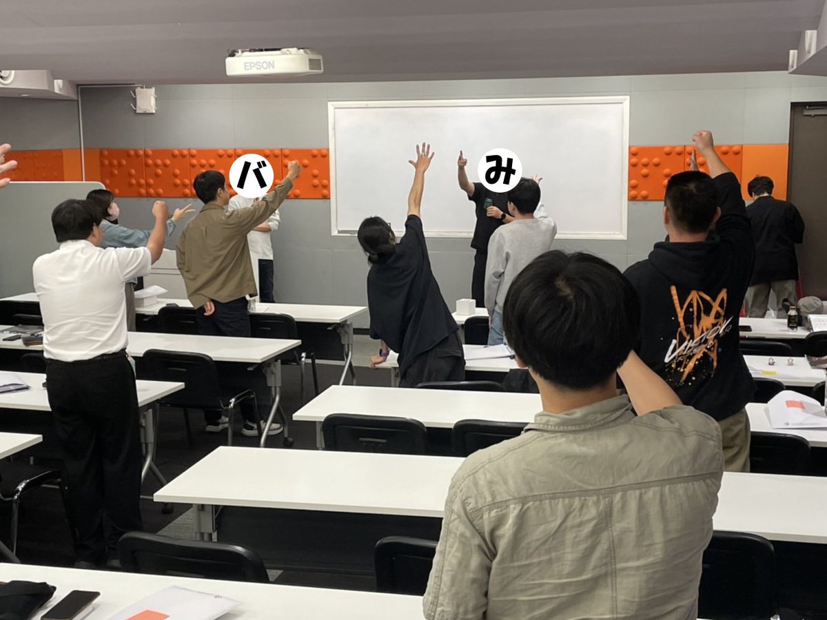 GandE_school's tweet photo. 🟦第５回G＆E杯（出玉大会）実施報告🟦

年二回ペースで開催している出玉大会を
「楽園渋谷駅前店」様で開催しました！
講師陣をリーダーとした３チームで出玉の合計を競い、閉会式では順位に応じて景品を授与！

じゃんけんでの抽選景品もあり、最後まで盛り上がった大会となりました！
詳細は後日記事で公開されますのでお楽しみに！

＃楽園渋谷駅前店　＃スマスロ