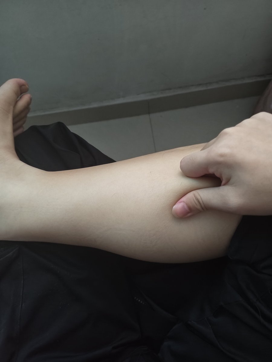 BaiYanguo's tweet photo. 有点肉但不多的小腿，嫩嫩的，手感还是不错的😋（没有熊熊摸😭，只能摸摸自己的腿了） https://t.co/rhhmCVoTEK