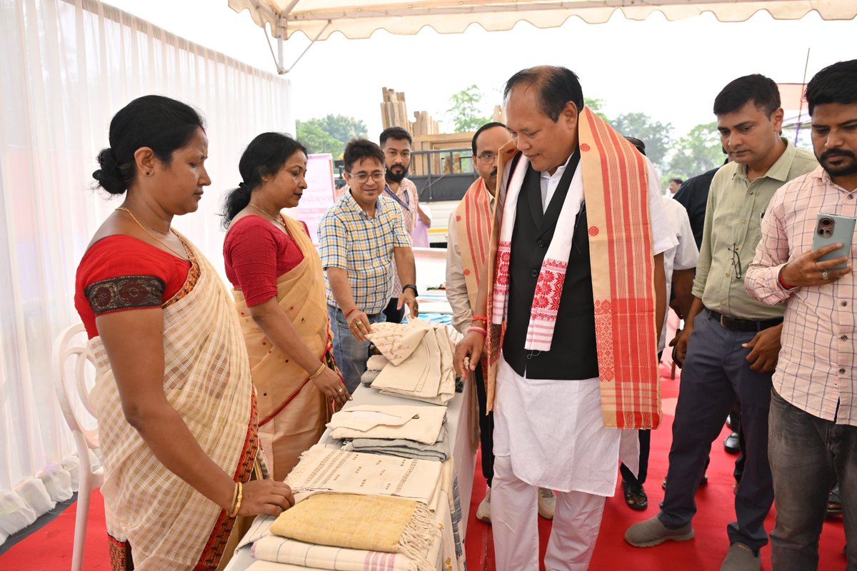 BiswajitDaimar5's tweet photo. 📍A step towards modernising Sualkuchi’s handloom industry. 🧵
Today, I distributed Improvised fly shuttle frame looms among handloom weavers at the Mega Handloom Cluster, Sualkuchi, to improve productivity and ease weaving.
#Handloom #Sualkuchi https://t.co/DlKYJnG8F7