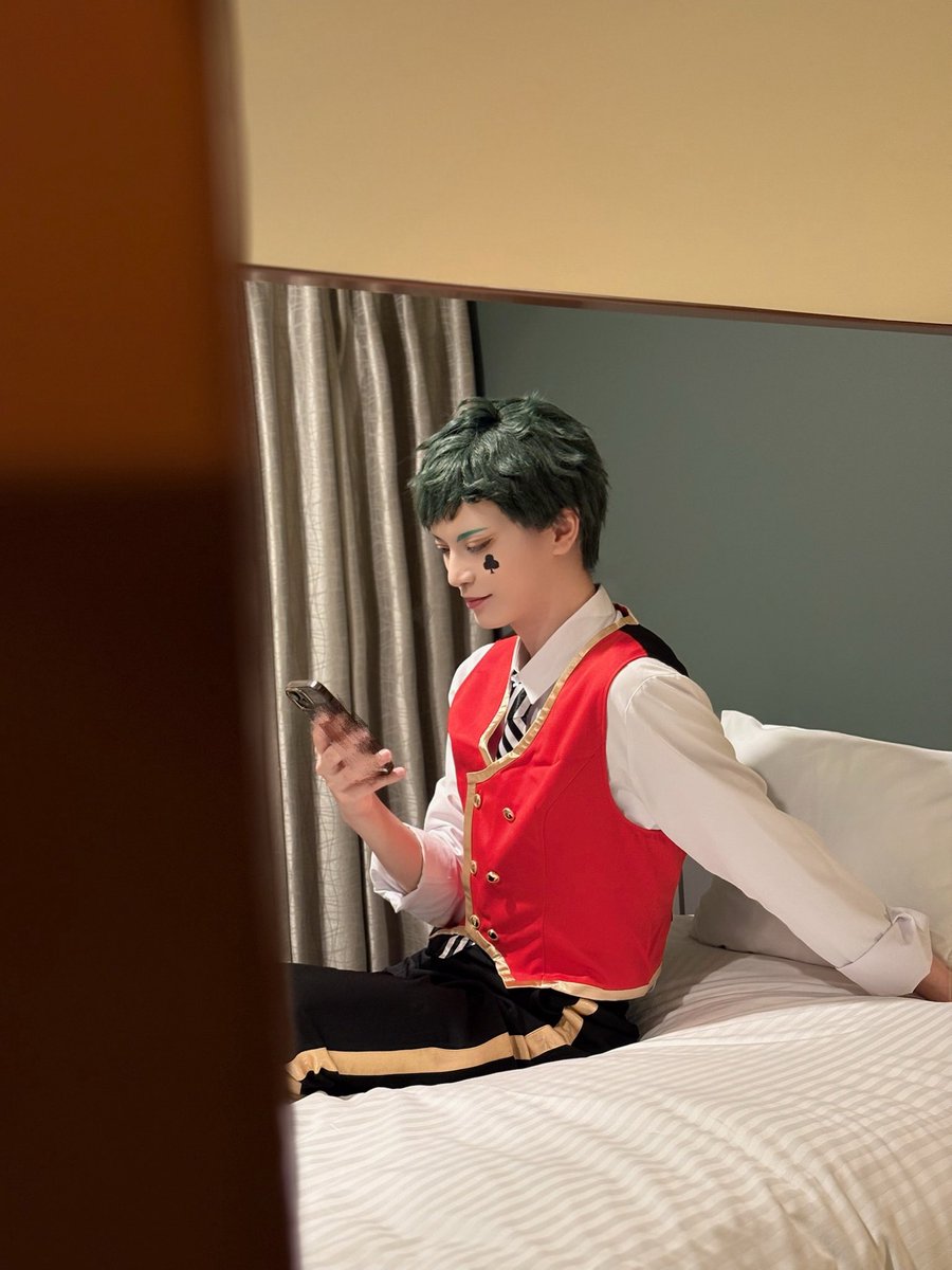 omotintyosu's tweet photo. cosplay twst♣️ ※眼鏡off

寮内での♣️先輩（ということにしておいてほしい、前泊でのオフショ） https://t.co/aLktRQnk0X