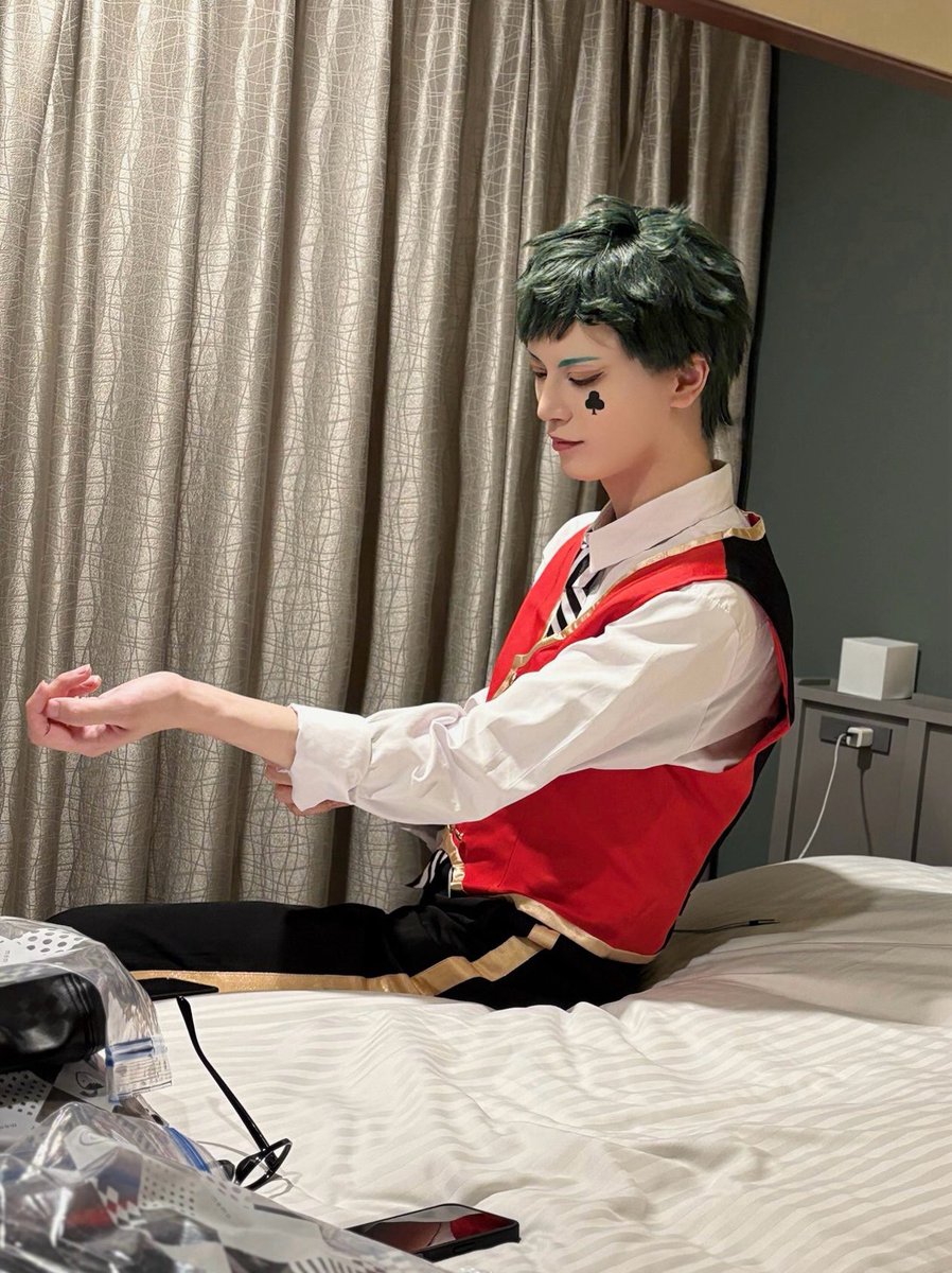 omotintyosu's tweet photo. cosplay twst♣️ ※眼鏡off

寮内での♣️先輩（ということにしておいてほしい、前泊でのオフショ） https://t.co/aLktRQnk0X