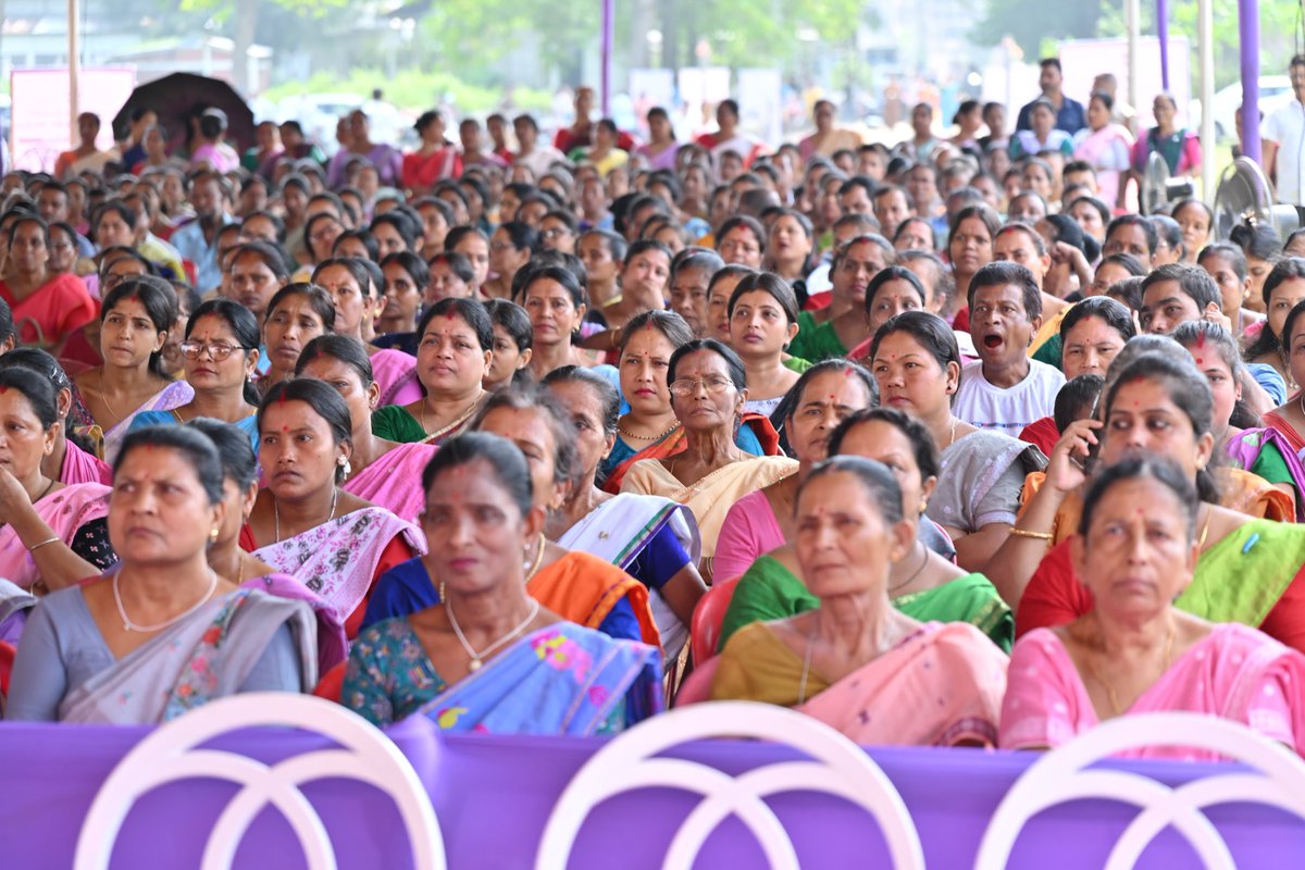BiswajitDaimar5's tweet photo. 📍A step towards modernising Sualkuchi’s handloom industry. 🧵
Today, I distributed Improvised fly shuttle frame looms among handloom weavers at the Mega Handloom Cluster, Sualkuchi, to improve productivity and ease weaving.
#Handloom #Sualkuchi https://t.co/DlKYJnG8F7