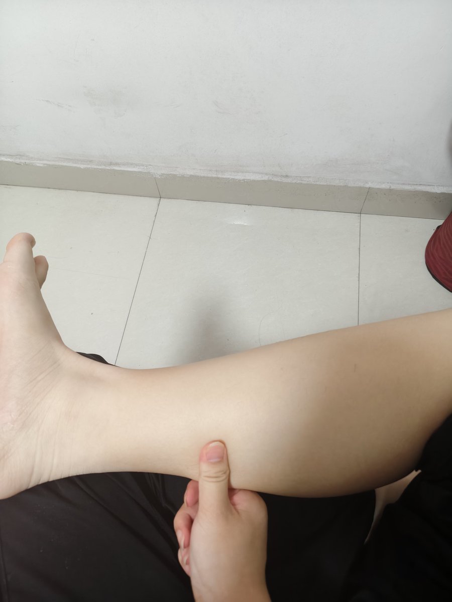 BaiYanguo's tweet photo. 有点肉但不多的小腿，嫩嫩的，手感还是不错的😋（没有熊熊摸😭，只能摸摸自己的腿了） https://t.co/rhhmCVoTEK