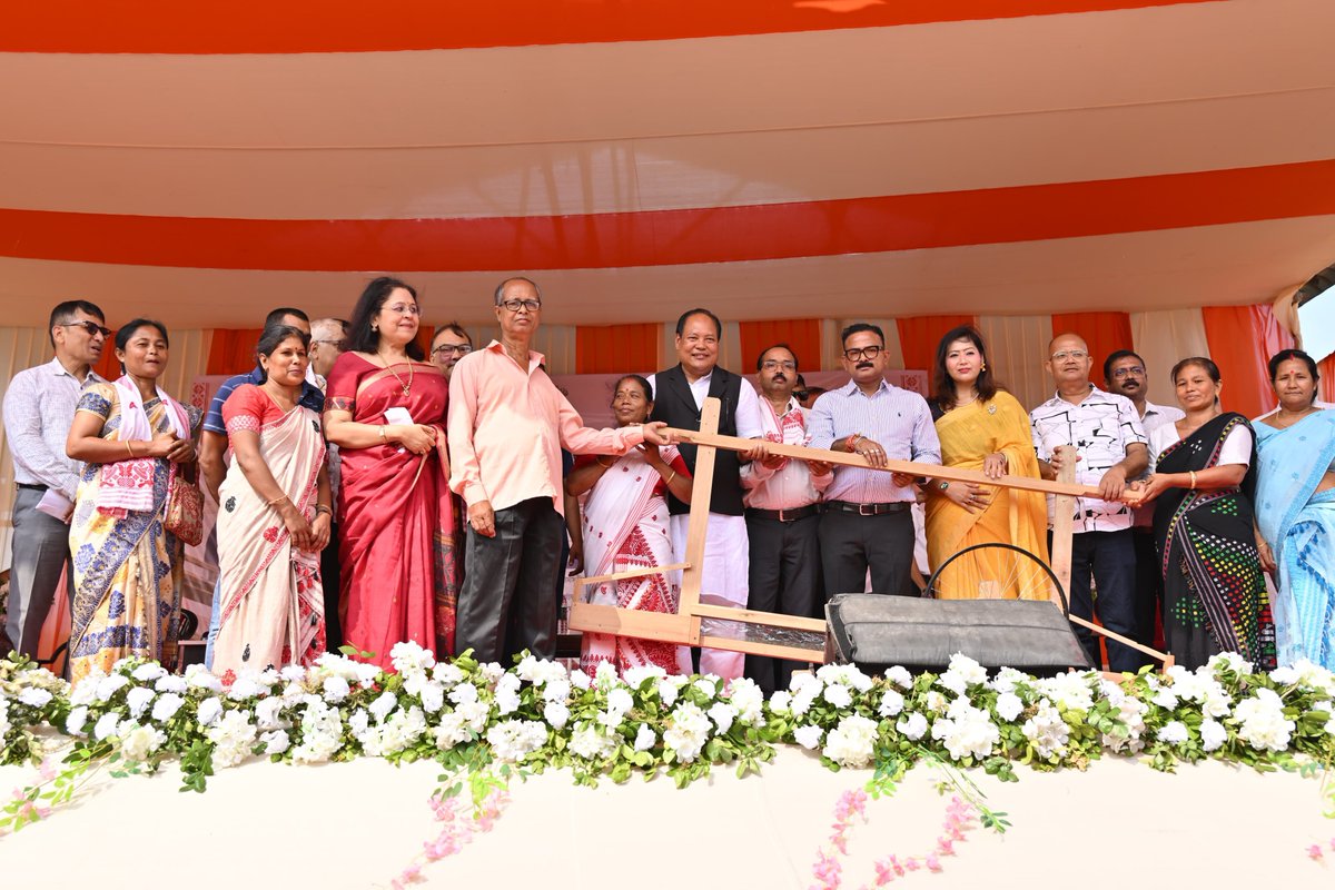 BiswajitDaimar5's tweet photo. 📍A step towards modernising Sualkuchi’s handloom industry. 🧵
Today, I distributed Improvised fly shuttle frame looms among handloom weavers at the Mega Handloom Cluster, Sualkuchi, to improve productivity and ease weaving.
#Handloom #Sualkuchi https://t.co/DlKYJnG8F7
