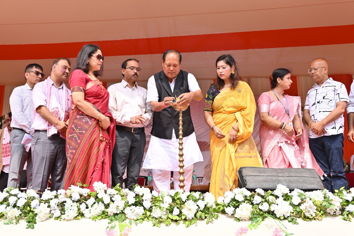 BiswajitDaimar5's tweet photo. 📍A step towards modernising Sualkuchi’s handloom industry. 🧵
Today, I distributed Improvised fly shuttle frame looms among handloom weavers at the Mega Handloom Cluster, Sualkuchi, to improve productivity and ease weaving.
#Handloom #Sualkuchi https://t.co/DlKYJnG8F7