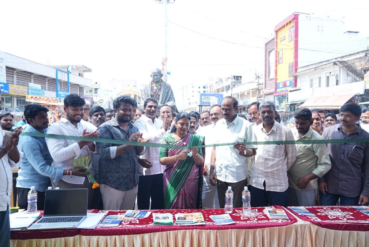 aitidipi's tweet photo. ప్రతి ఇంటికీ సౌర విద్యుత్‌.. విద్యుత్‌ బిల్లులకు ఉపశమనం..

నందిగామలో ‘విద్యుత్‌ సేవా సేతు’ కార్యక్రమంలో పాల్గొన్న ఆంధ్రప్రదేశ్ ప్రభుత్వ విప్, ఎమ్మెల్యే తంగిరాల సౌమ్య గారు– ప్రజలకు అందుబాటులోకి కేంద్ర, రాష్ట్ర ప్రభుత్వాల ప్రయోజనాలు.

నందిగామ: నందిగామ గాంధీ సెంటర్‌లో విద https://t.co/xdLrISqyqe