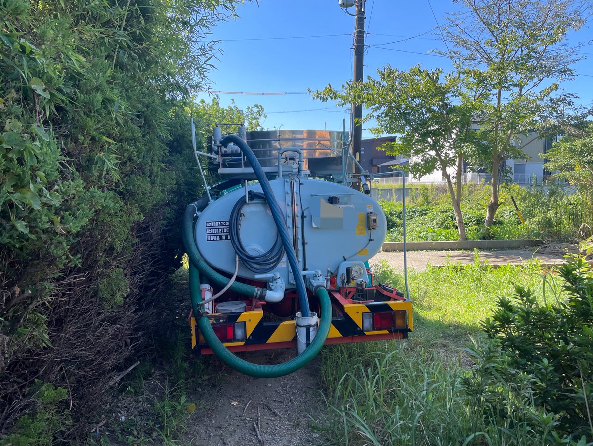 a0112m1115's tweet photo. マジで今日は道が狭すぎる所走らされたり
浄化槽の場所が埋もれてたり大変だった💦
これ浄化槽の場所絶対わからん🤣 https://t.co/3nqeSWWliM