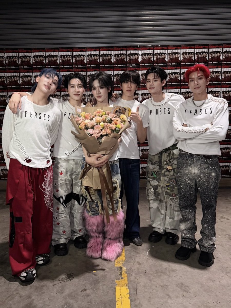 perses_official's tweet photo. ขอบคุณ @PROXIE_Official สำหรับดอกไม้และกำลังใจที่มอบให้พวกเรา PERSES นะครับ 💚💜

#PERSES_UNCENSOREDConcert
#PERSES_UNCENSORED
#PERSES #PERSES_TH
#GNEST https://t.co/dY0NuRw5gn