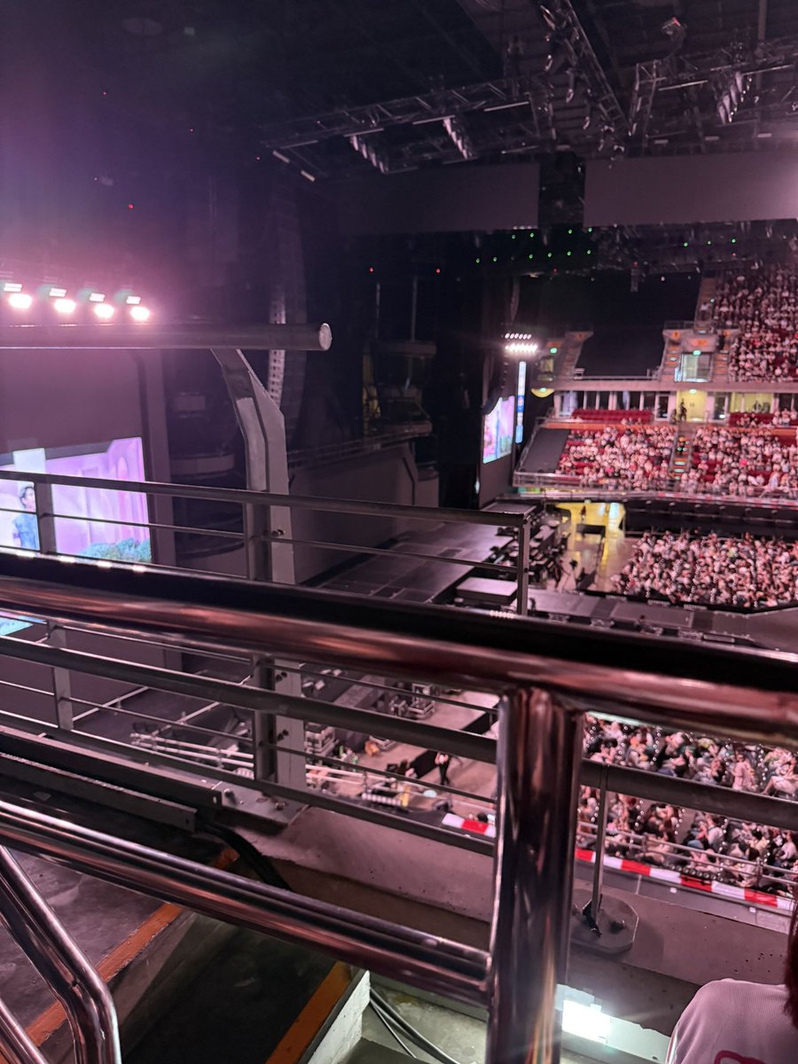 twixtpp's tweet photo. ที่นั่งโซน C แถว A02 รั้วบังทั้งหมด บังจอ บังเวที รั้วซ้อนรั้ว ทรมานคอ บ่า ไหล่ แต่ถ้ามีเลนส์ซูมก็ปังๆเลยคับ หาช่องถ่ายได้ก็ฟินๆเลย 🙂‍↕️🙂‍↕️🙂‍↕️ https://t.co/PzNFpuK0uH