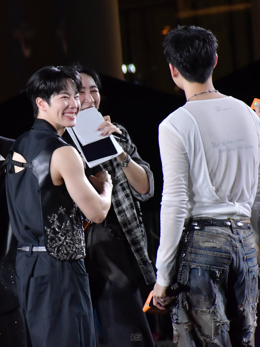 Gulfwithyinwar's tweet photo. สนุกที่สุด ยิ้มแก้มบุ๋มที่สุด 
อิจฉาผู้ชายเสื้อขาวจัง เห็นรอยยิ้มแบบนี้แทบทุกวัน 😳

@warwanarat #warwanarat W.Wanarat 
@yinyin_anw #yinyin_anw Yin Anan 

PIL FAN INTIMACY
#PoliceinLoveFanEXP
#centralwOrld https://t.co/yK5MGZvfCu
