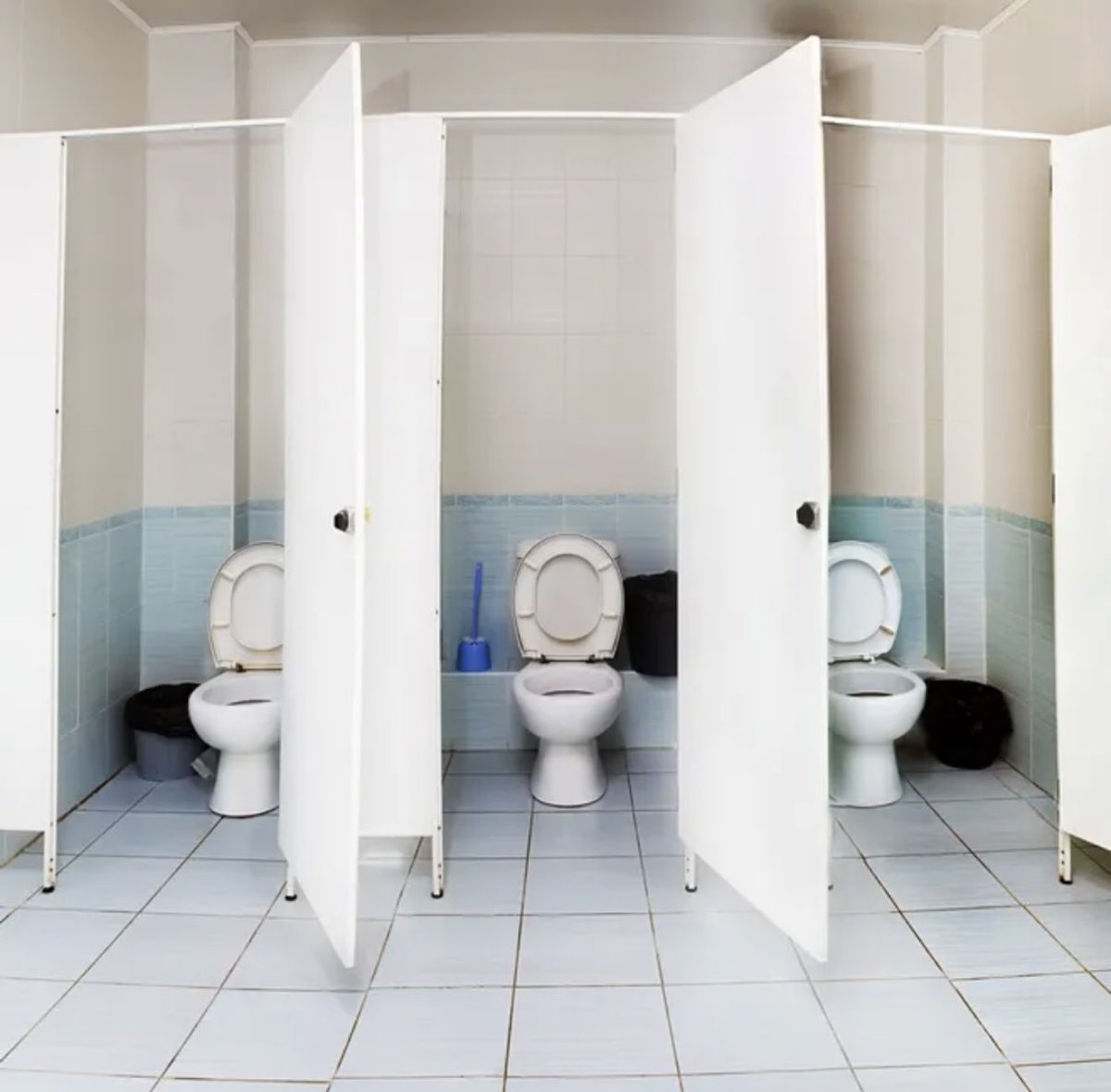 everything1hate's tweet photo. Whoever came up with the idea of a shared restroom in the workplace is a lunatic. We do not by any means rest there, it should be called anxietyroom https://t.co/JrhsiLHtNQ
