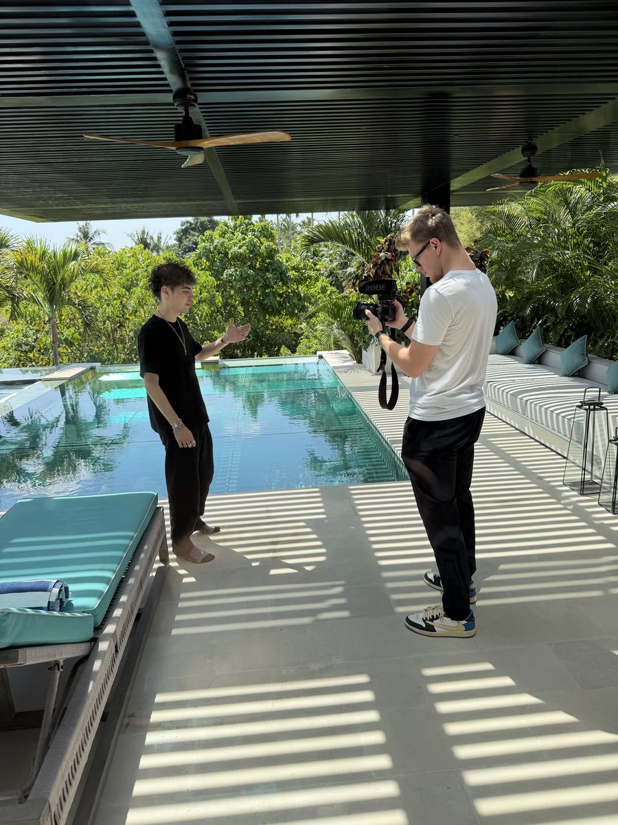 ottabag's tweet photo. Why did I wake up to this jew filming a course in my balcony 😭 @pr6spr https://t.co/EKmiq3BTwe