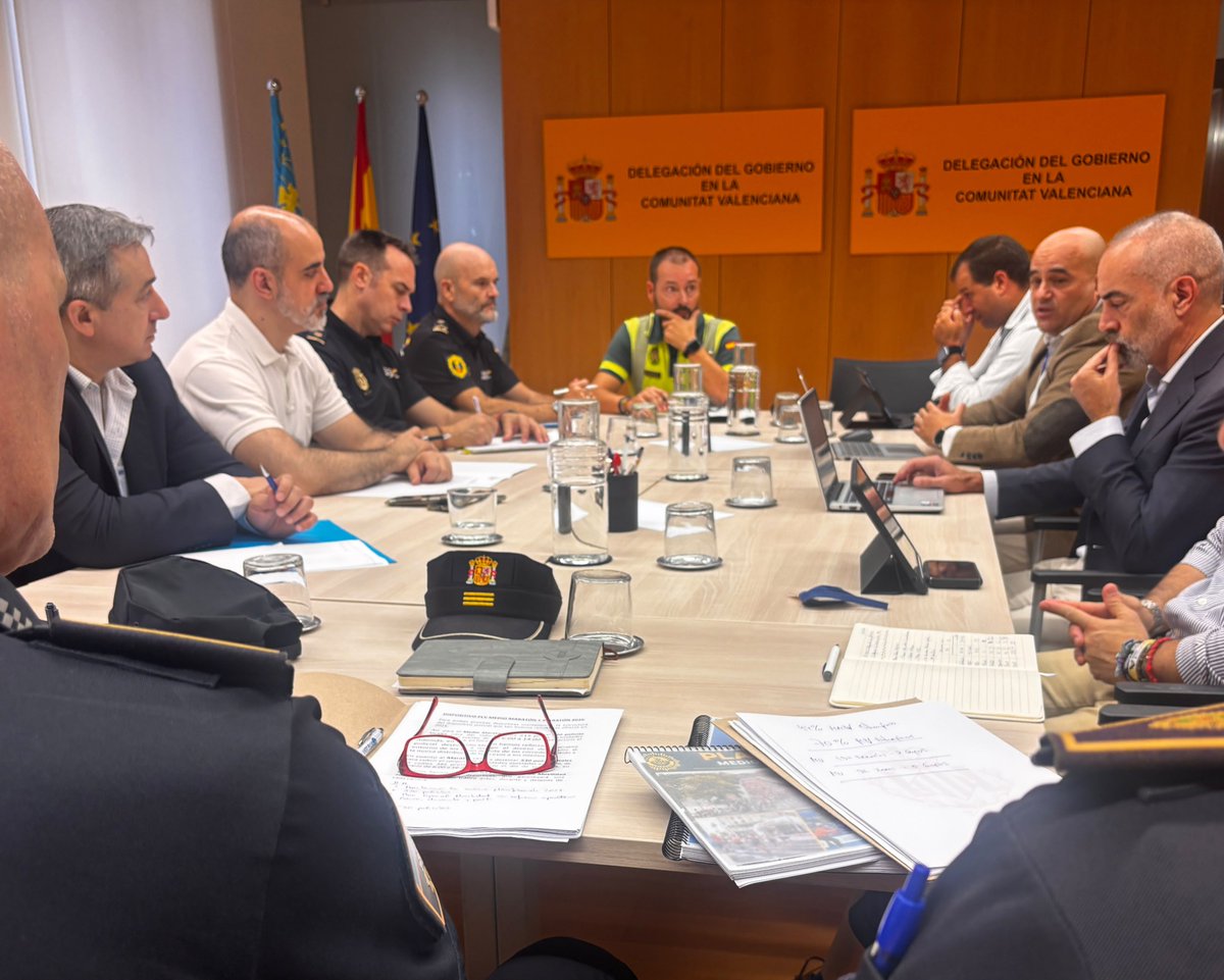 SubGobVALE's tweet photo. 👮🏻‍♂️🚔 Reunión de coordinación de los dispositivos de fuerzas y cuerpos de seguridad para la celebración de la media maratón y la maratón de València.

🏃🏼‍♀️👟 Las carreras se celebran los días 25 de octubre y 6 de diciembre. https://t.co/BbQlbnJZNb