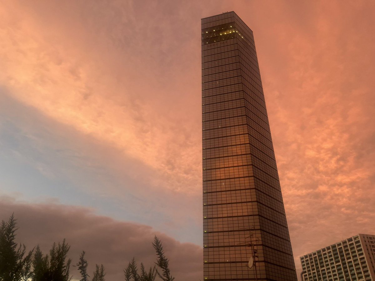 chiba_porttower's tweet photo. タワーの上の雲が凄い https://t.co/Y3Beaw0trL