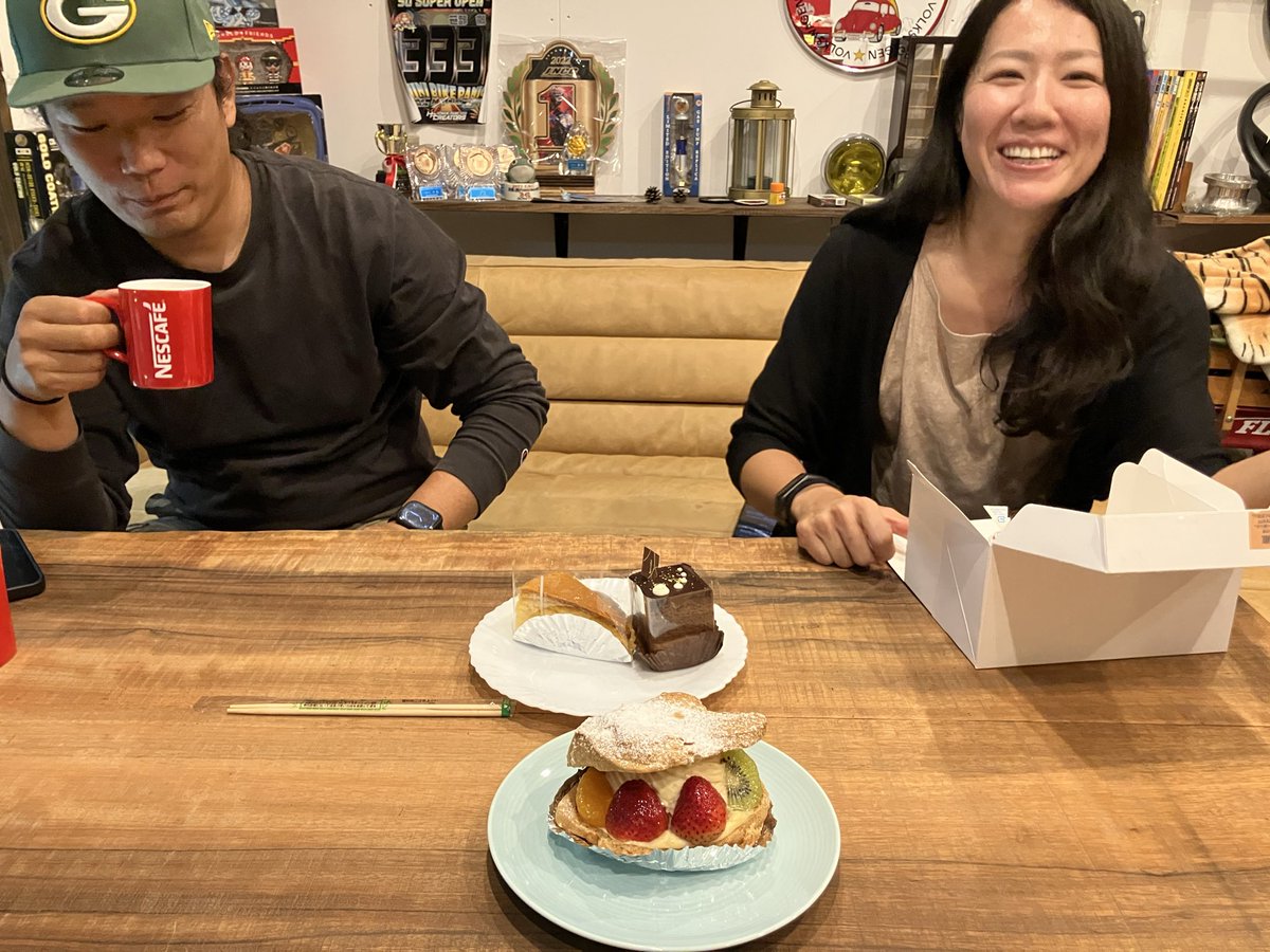sarubetoooru's tweet photo. こないだマイちゃんとまいちゃんの近所の家のおばちゃん来てくれたわ
ケーキ持ってきてくれたから皆んなで食べました
マイちゃんてラッコみたいに仰向けに寝転びながら食事するんですよ　
エグいでしょ
いつも差し入れありがとうございます😊 https://t.co/OYJiOHyqe1
