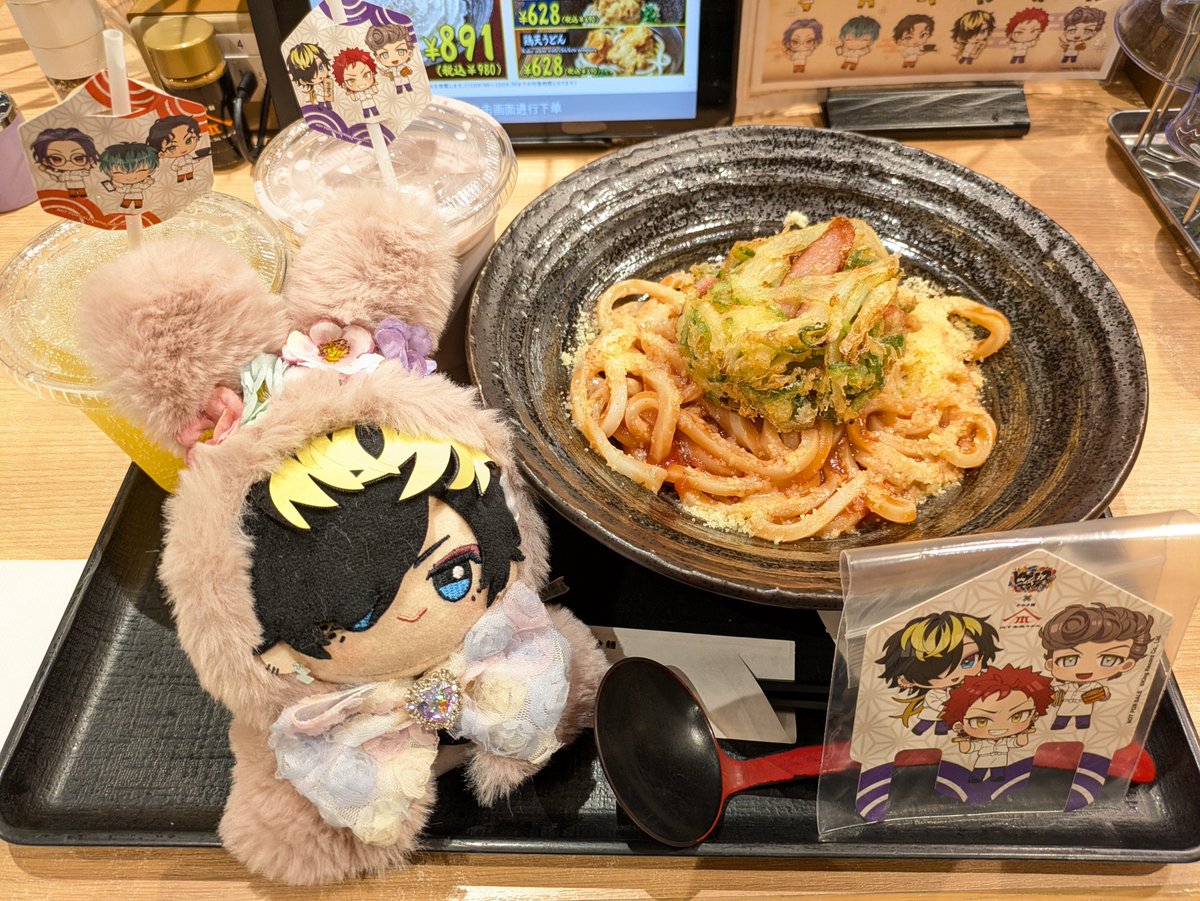 bluesteroid's tweet photo. ヒプノシスマイク12thLIVE行ってきました💜

ライブはいつもぼっち参戦なので、仲良しのFF様とお話＆本気うどんも��けて最高の1日でした✨
一緒にぬい撮りもさせていただきました🩶💜

毎回自引き出来ない特典…交換強いハマ来いハマ来い！と思っていたのに自引き出来て発狂でした✨

LIVEって楽C https://t.co/hAutNcMAUn