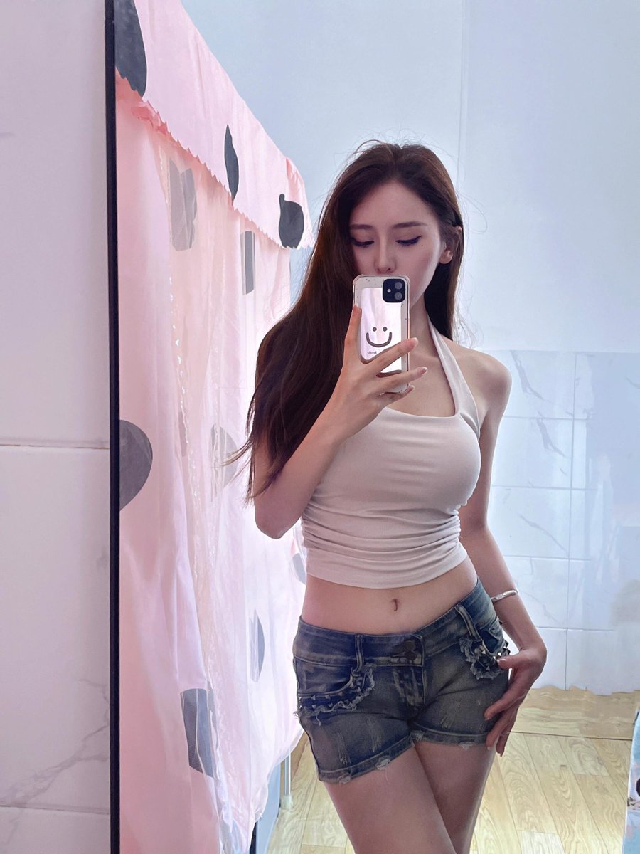 ElsaMachado17's tweet photo. 低腰裤是真的辣，因为职业问题在学校不可以这样穿着打扮，有可以支个招贝贝帮我想想可以怎么在学校穿自己想穿的辣装，都是一群小鬼他们又不懂什么...... https://t.co/wMYE4vRorC