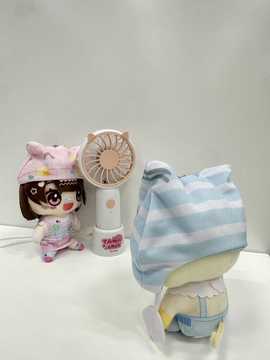 tamachan_staff's tweet photo. アニメイトコラボグッズが店頭販売中₊˚⊹♡

デコラ仕様のたまちゃん＆おむつくんをぜひゲットしてください🎀✧

ハンディファンは机に置いて使うことも𓂃🫧
お勉強中やお仕事中も、たまちゃんと一緒に快適に過ごしてくださいね💭

👇詳細はこちら
https://t.co/wRN3xZIF6q

#TAMAchan https://t.co/eQLae6mCuv
