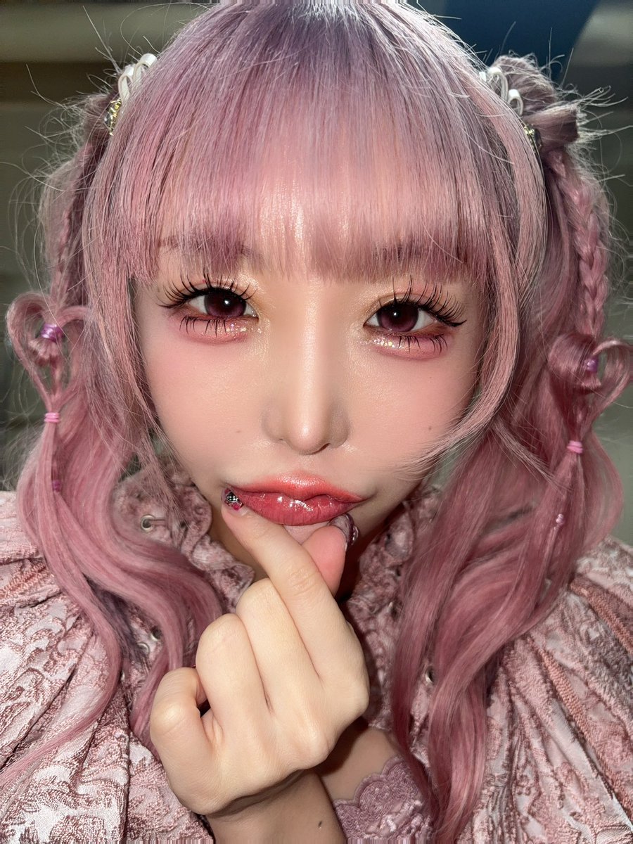 oomoriseiko's tweet photo. いよいよ明日
#大森靖子のライブに行くと幸せになれる
ツアーファイナル東京！

生配信あります💖
https://t.co/kjoJUAifSC

ファイナル記念の桃色Tも💖 https://t.co/p1vpjCGDad