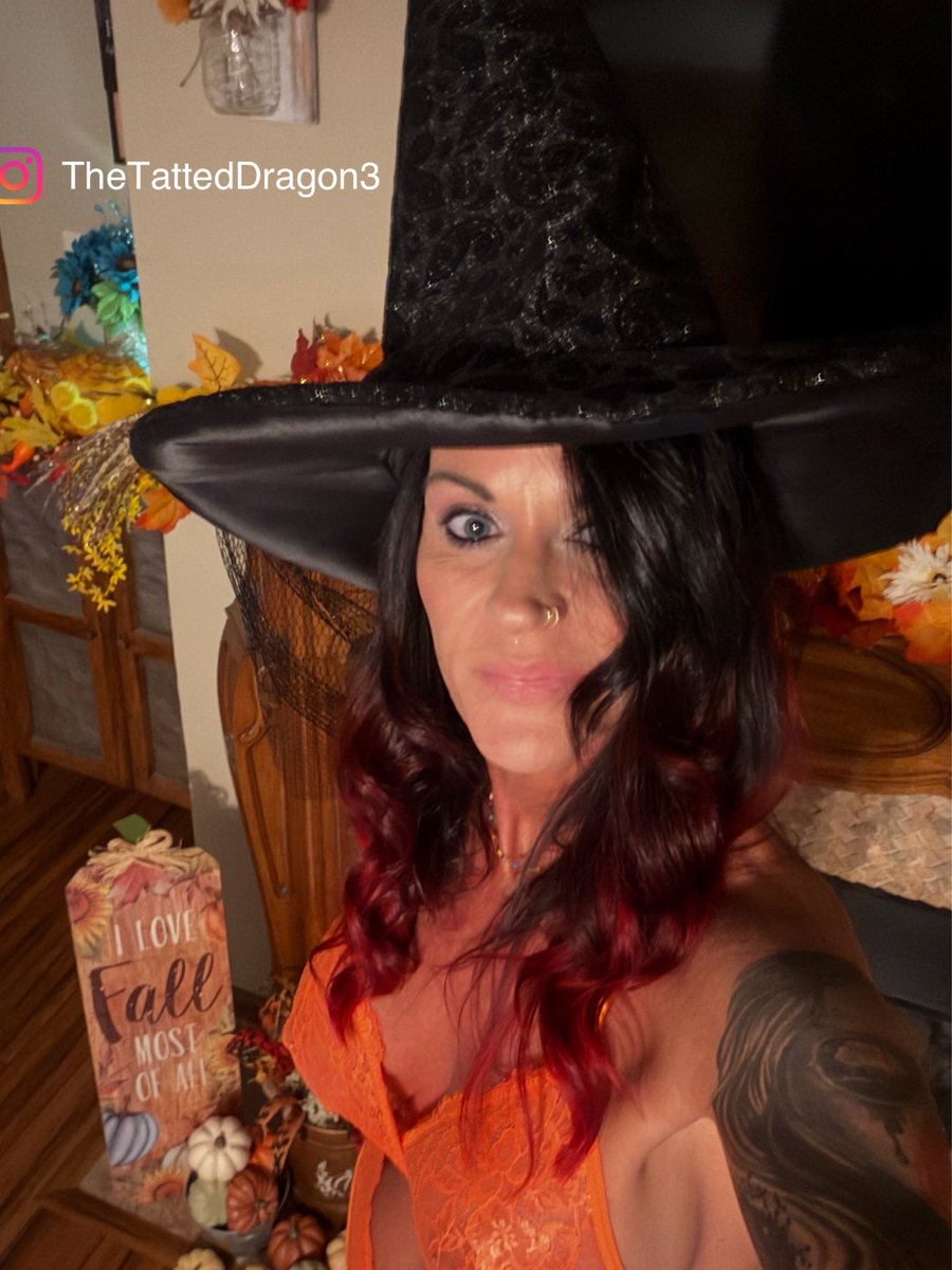 TheTattedDragon's tweet photo. Good morning loves! 🎃🍁🍂 https://t.co/R6SxaXtx5o